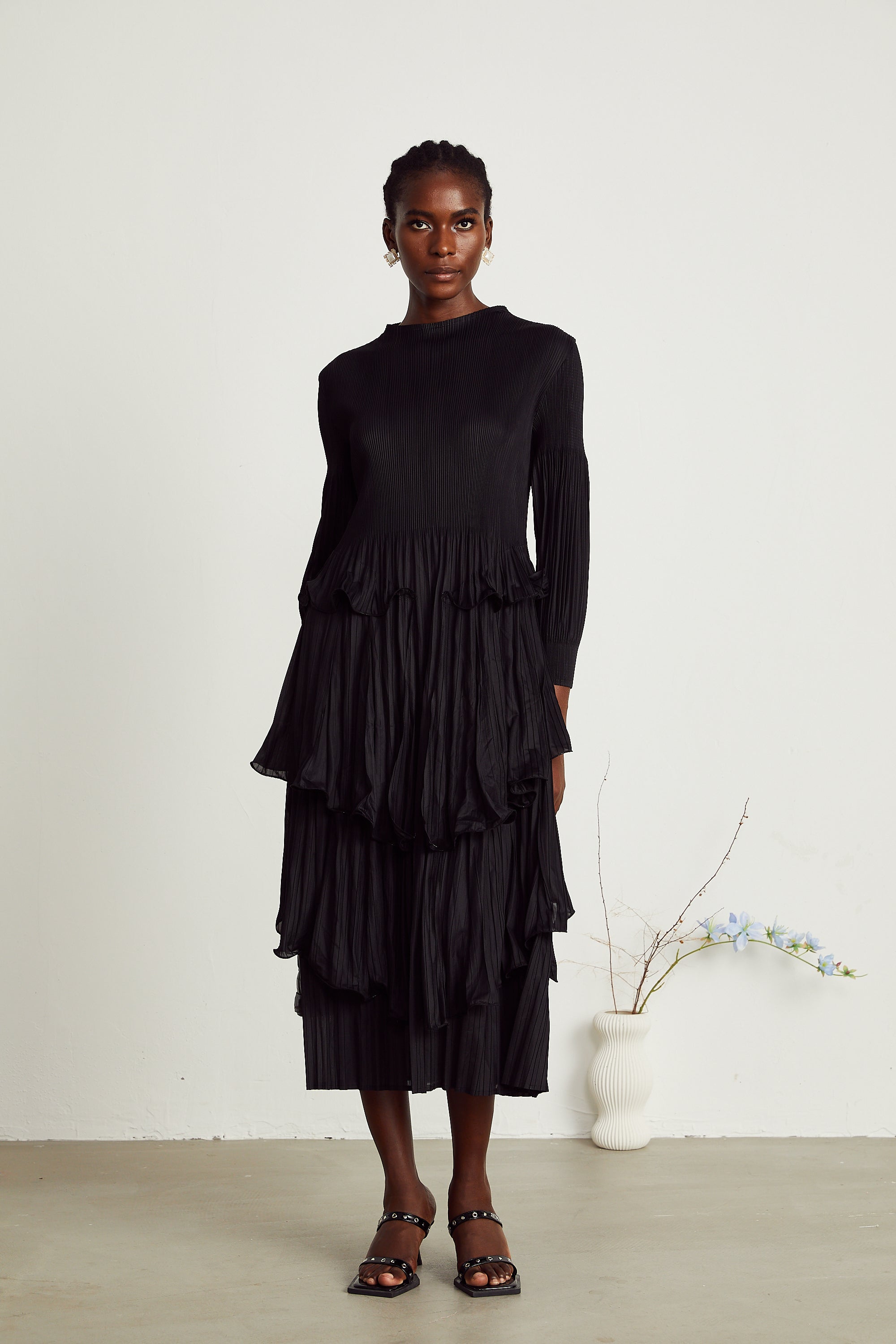 Vestido midi negro con volantes y pliegues en capas de MRMelbourne, estilo elegante y moderno para ocasiones especiales.