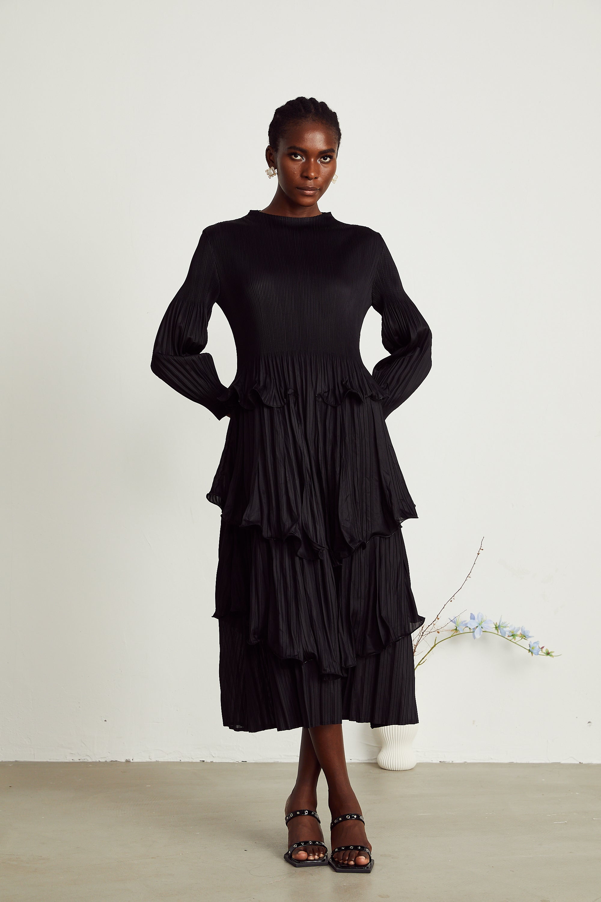 Vestido midi negro con pliegues en capas de MRMelbourne, diseño elegante y moderno con falda en capas.