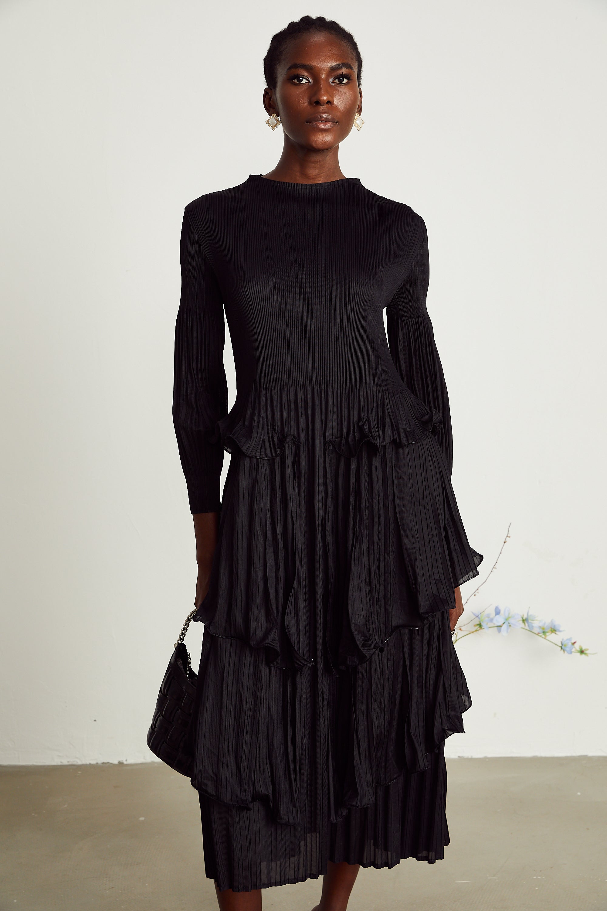 Vestido midi plisado en capas negras de MRMelbourne, con estilo elegante y diseño largo para ocasiones especiales.