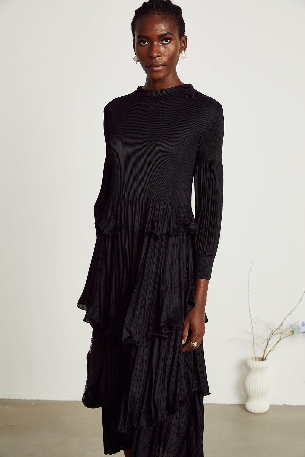Vestido midi negro con volantes y pliegues en capas de MRMelbourne, estilo elegante y moderno para ocasiones especiales.