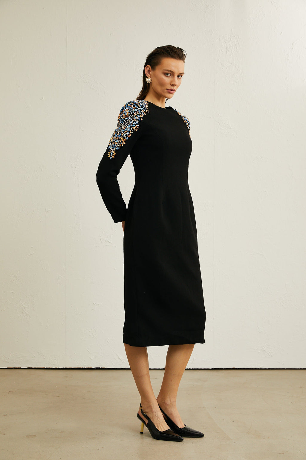 Vestido midi negro de cristal con detalles de Maëlys, elegante y sofisticado para ocasiones especiales.