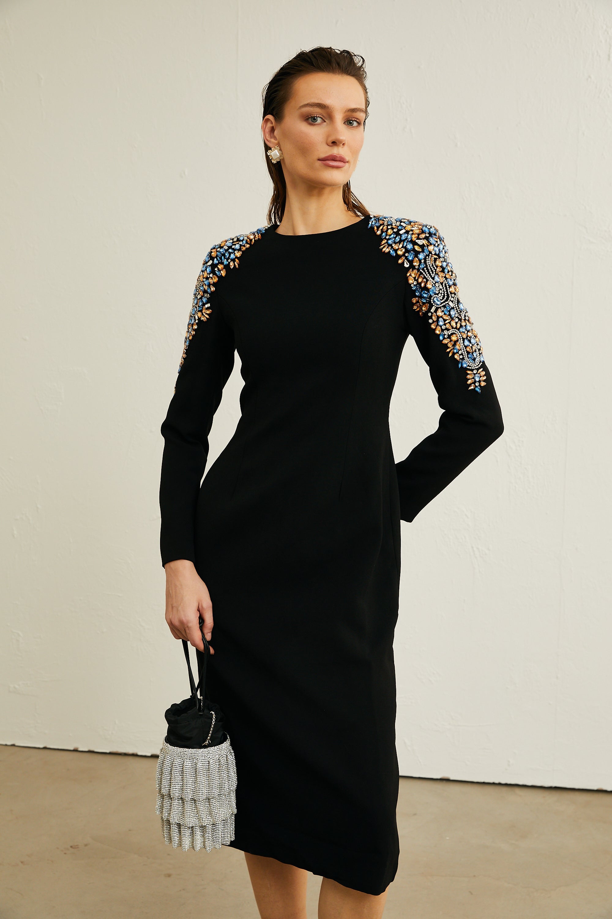 Vestido midi negro de cristales Maëlys, vestido elegante con detalles brillantes, de la colección Final Sale.