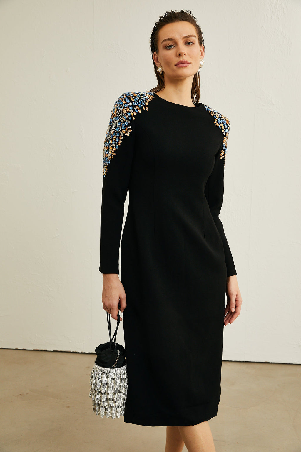 Vestido midi negro con cristales de Maëlys, diseño elegante y brillante para ocasiones especiales.