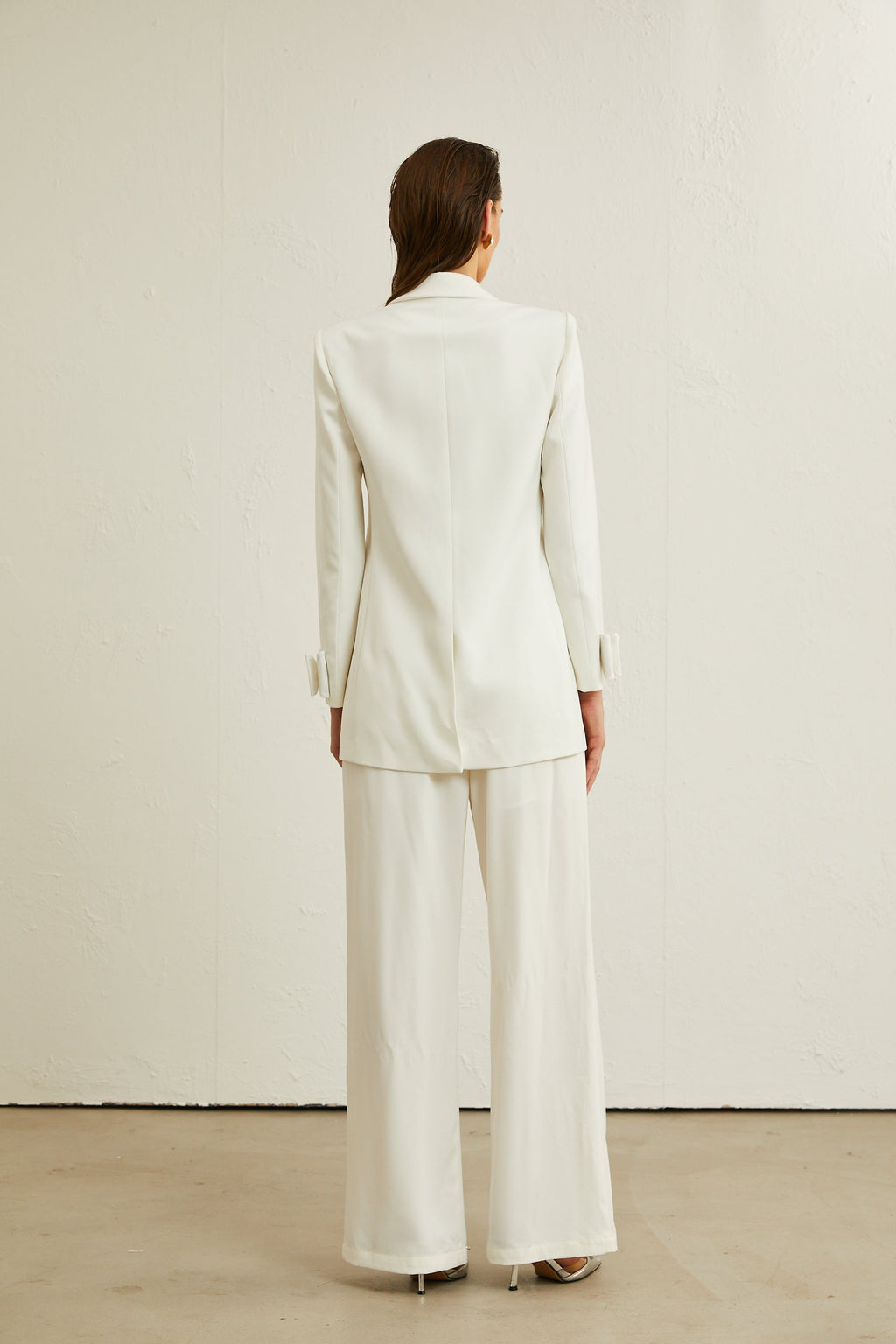 Chaqueta de lana blanca Margaux con lazo decorativo, estilo elegante y moderno, vista frontal en la imagen.