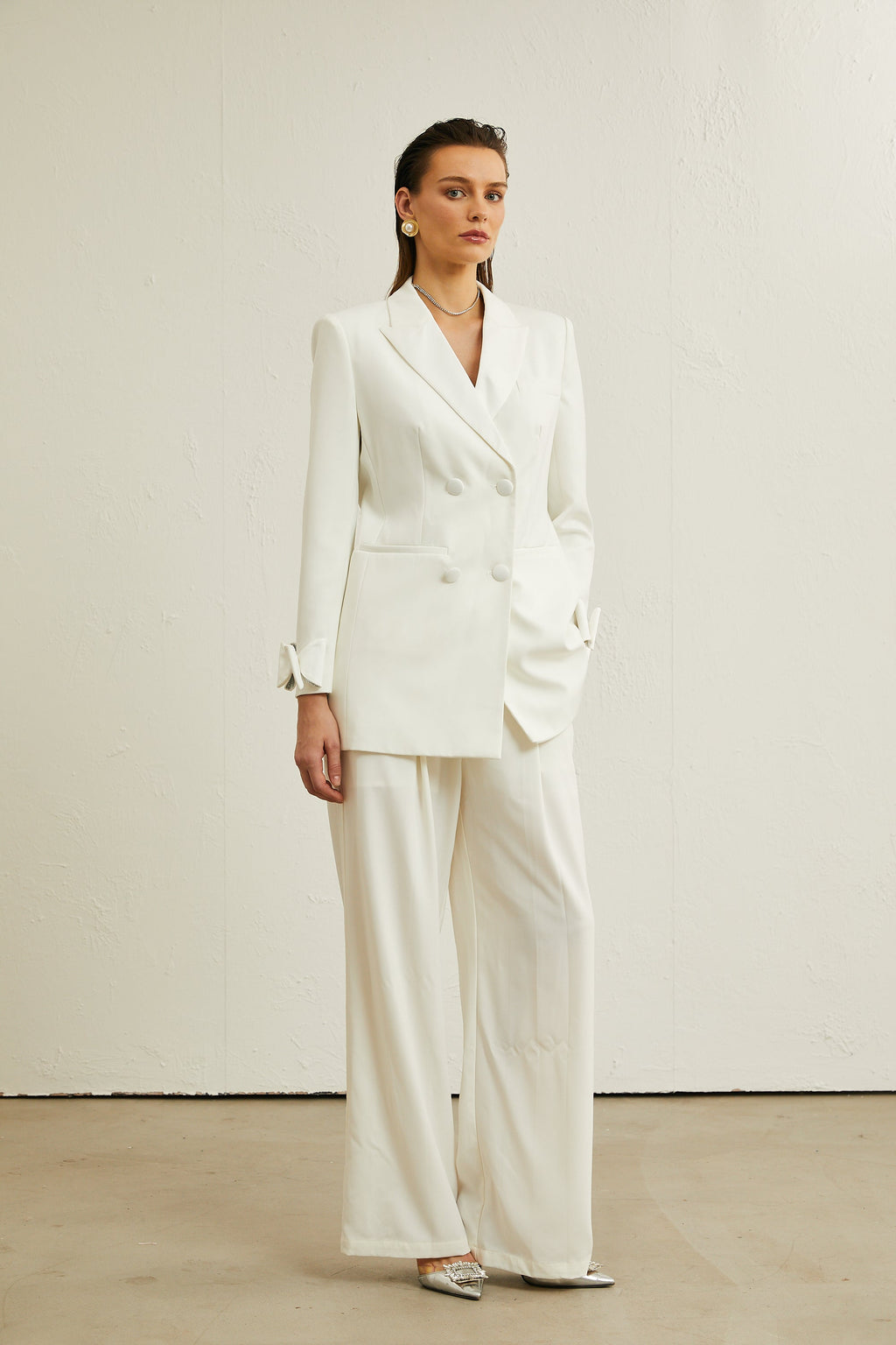 Chaqueta de lana blanca Margaux con lazos decorativos, diseñada por Final Sale, vista en la imagen.