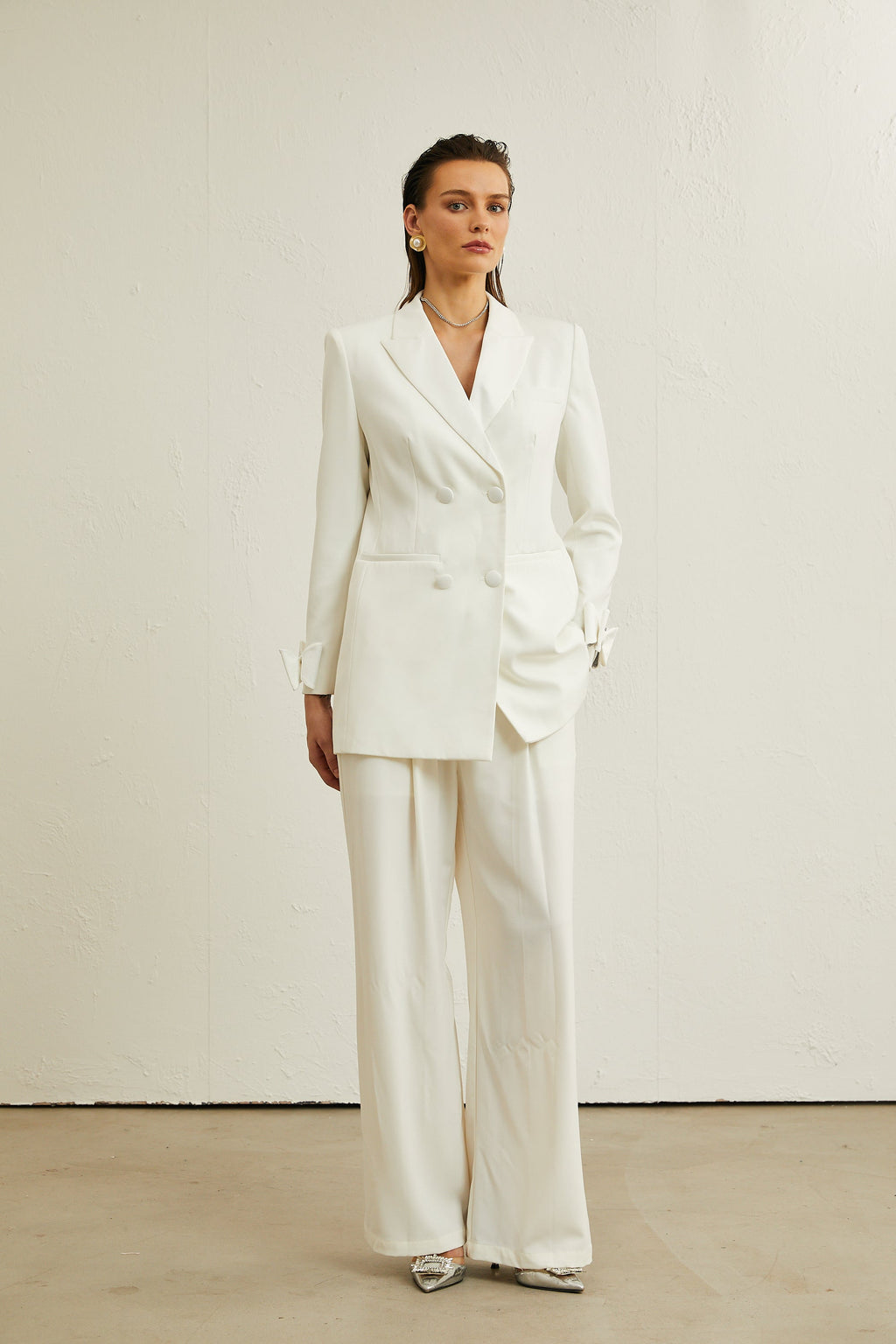 Chaqueta de lana blanca Margaux con lazo decorativo, estilo elegante y moderno, vista frontal en imagen de producto.