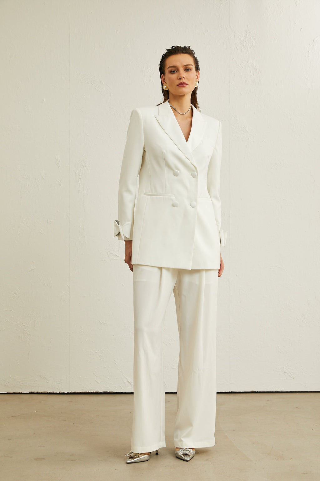 Chaqueta de lana blanca Margaux con lazo decorativo, estilo elegante y cálido, diseñada por Final Sale para mujer.