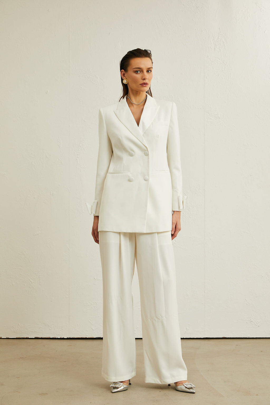 Chaqueta de lana blanca Margaux con lazo decorativo, de la marca Final Sale, vista en la imagen.