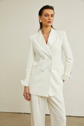 Chaqueta de lana blanca Margaux con lazo decorativo, diseñada por Final Sale, vista en detalle sobre fondo neutro.