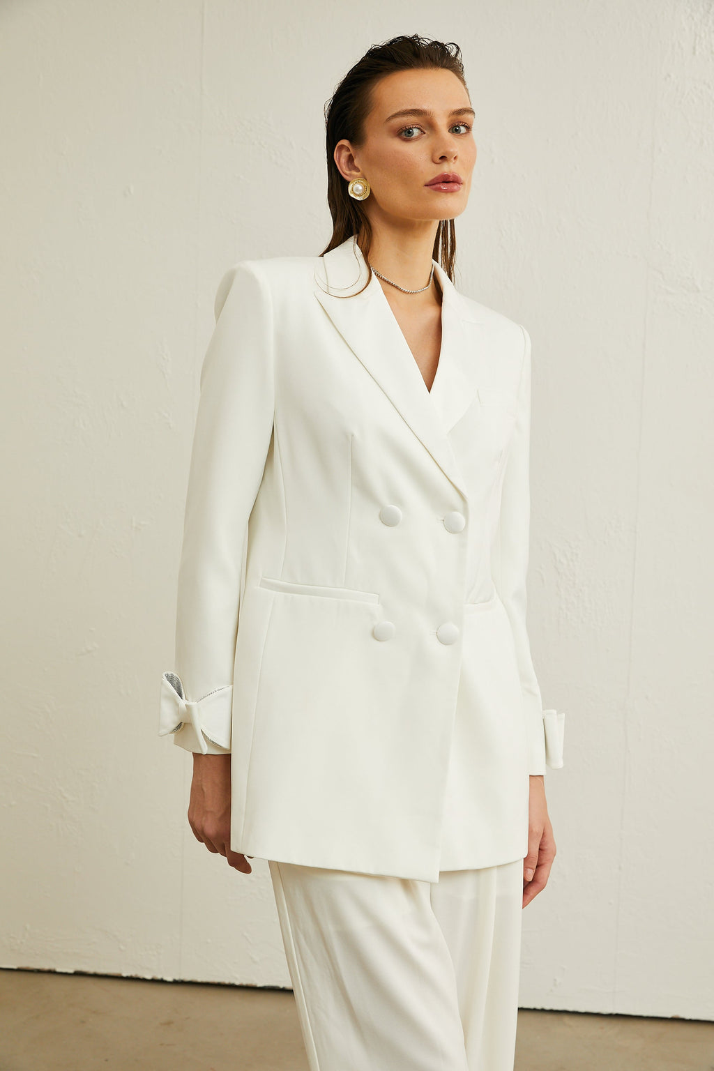 Chaqueta de lana blanca Margaux con lazo decorativo, de la marca Final Sale, vista en la imagen.