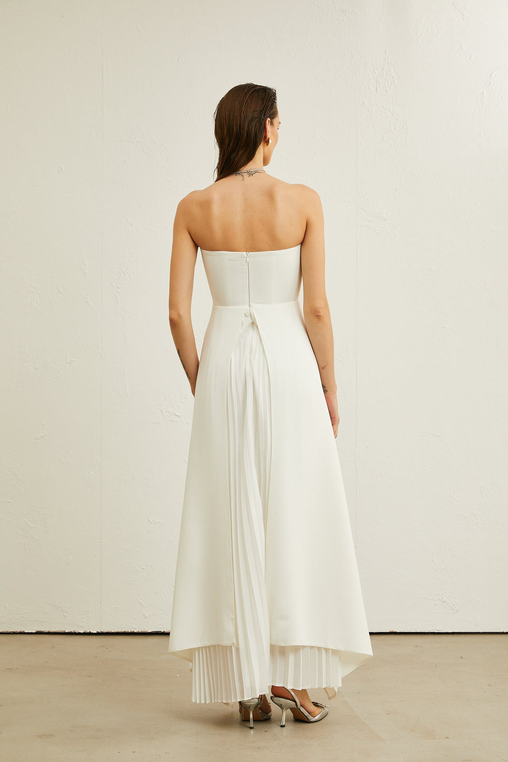 Vestido maxi blanco con pliegues y escote en los hombros, diseño de Final Sale, elegante y cómodo para ocasiones especiales.