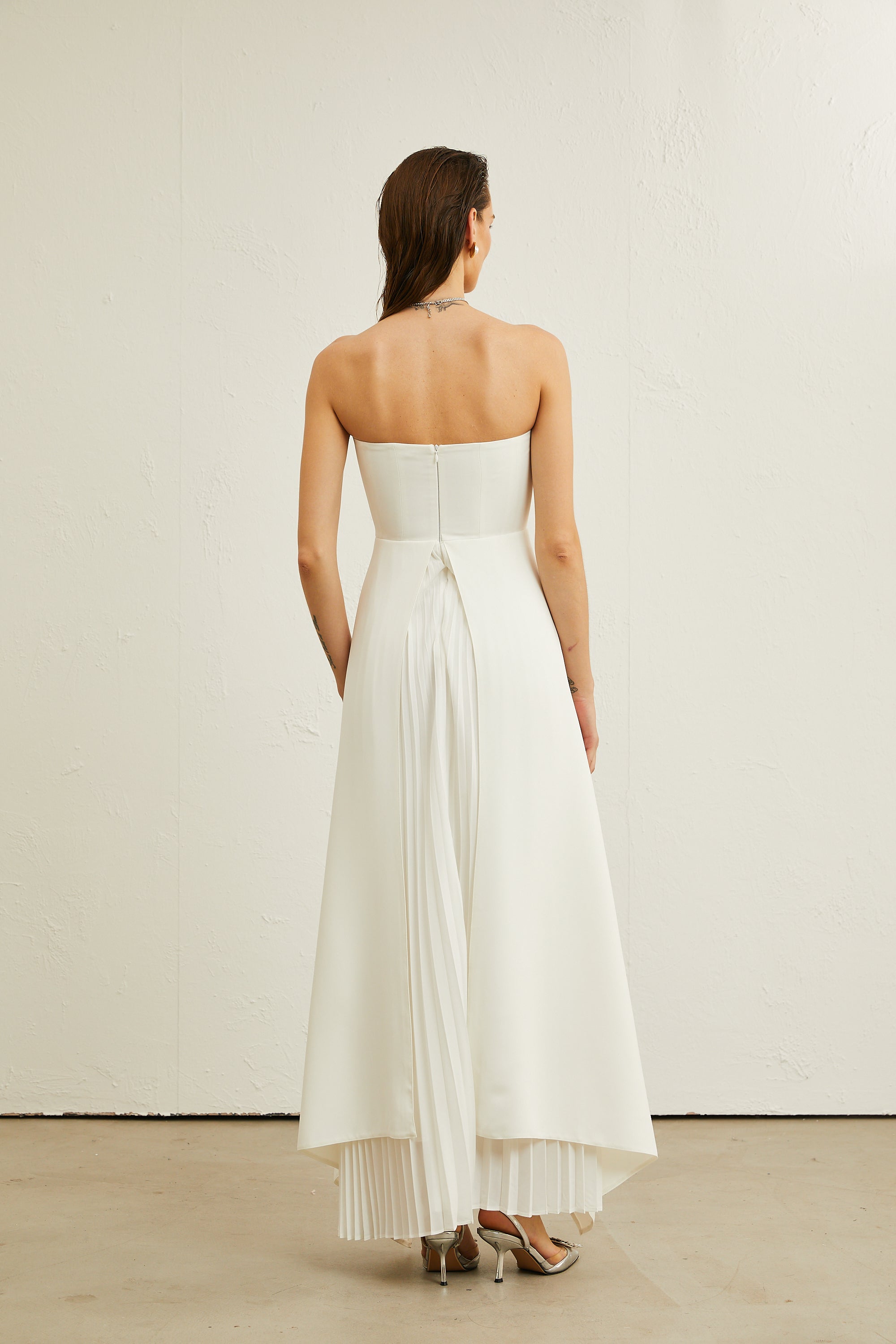 Vestido maxi blanco con pliegues y escote en los hombros, diseño de Final Sale, elegante y cómodo para ocasiones especiales.