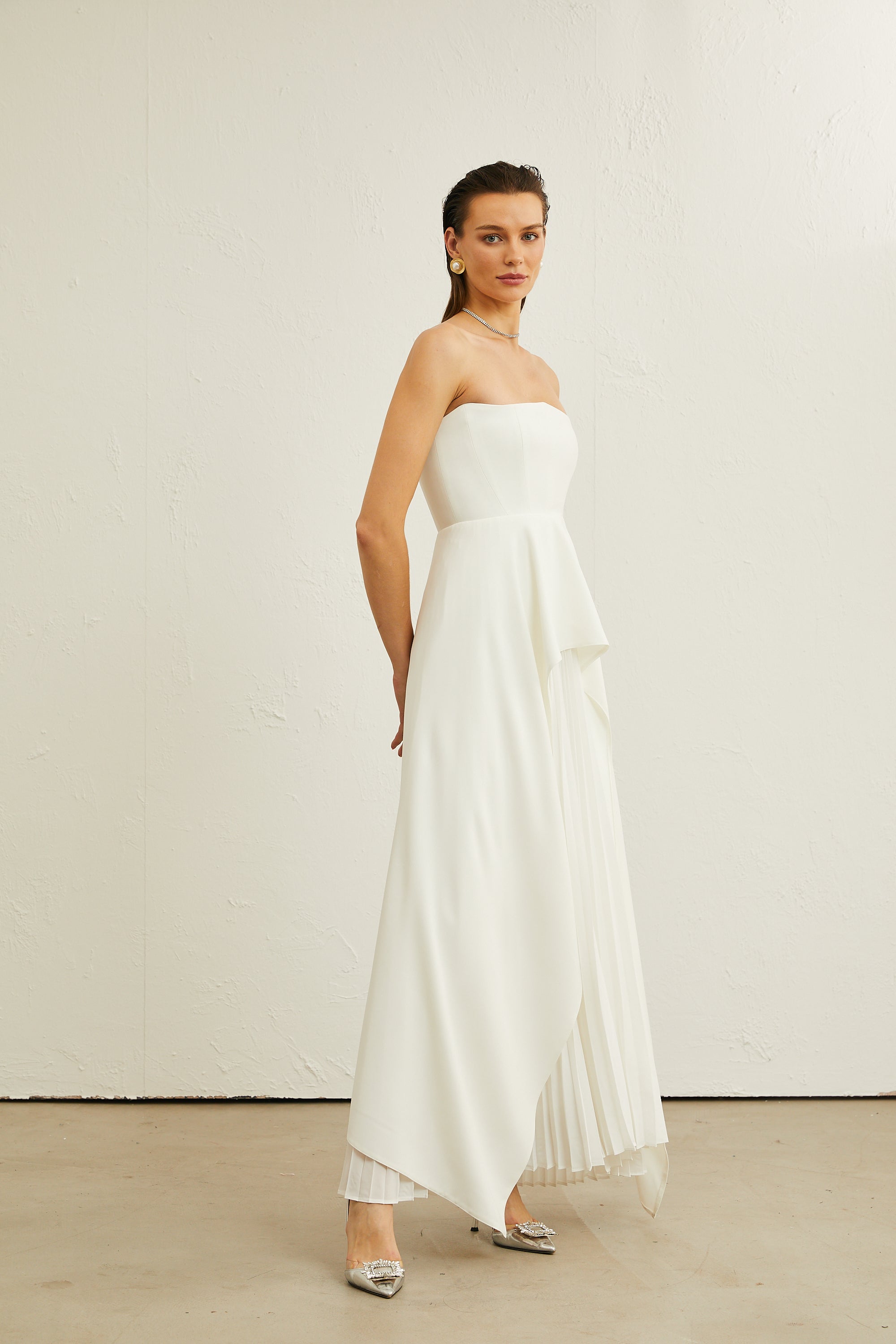 Vestido maxi blanco Vanessa con pliegues y escote off-shoulder, diseñado por Final Sale, para un estilo elegante y fresco.