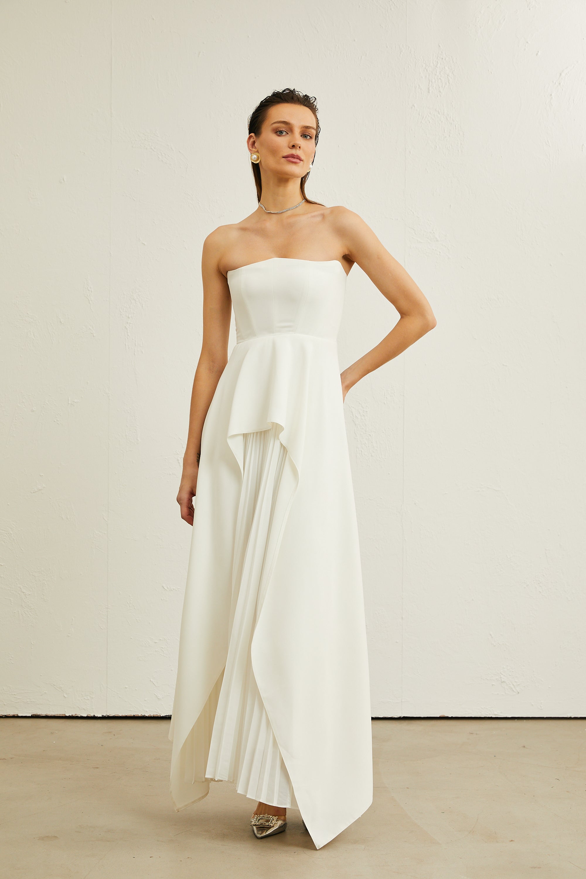 Vestido largo blanco con pliegues y escote asimétrico de la marca Final Sale, diseñado para ocasiones elegantes.