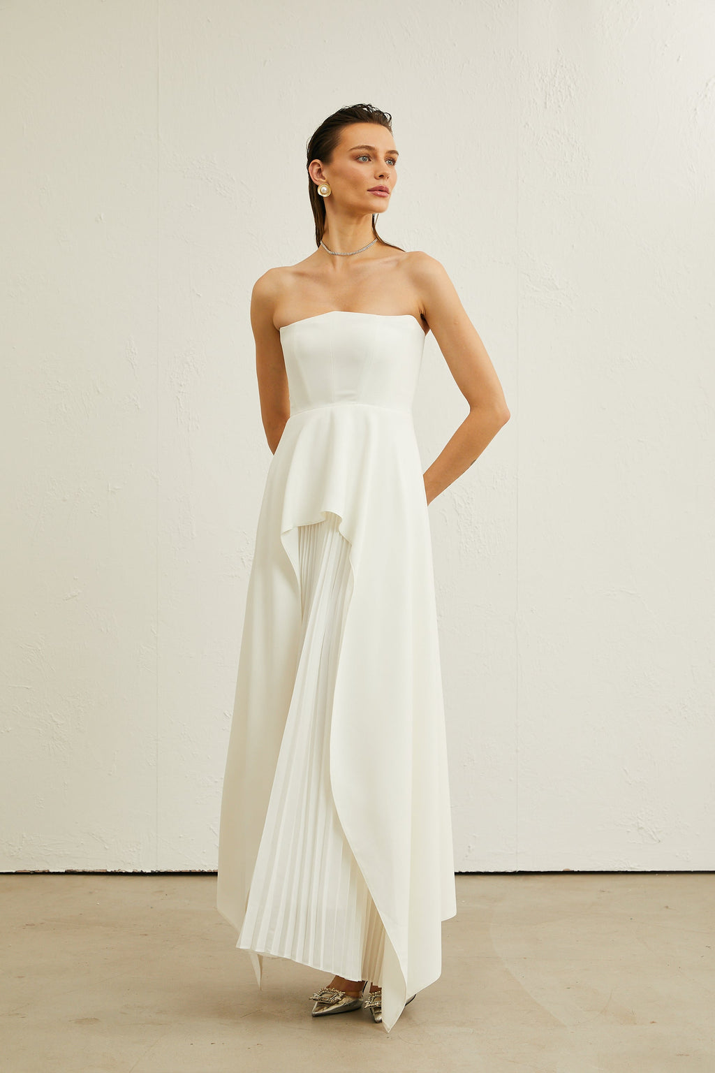 Vestido maxi plisado Vanessa blanco, sin hombros, de corte largo y elegante, ideal para ocasiones formales.