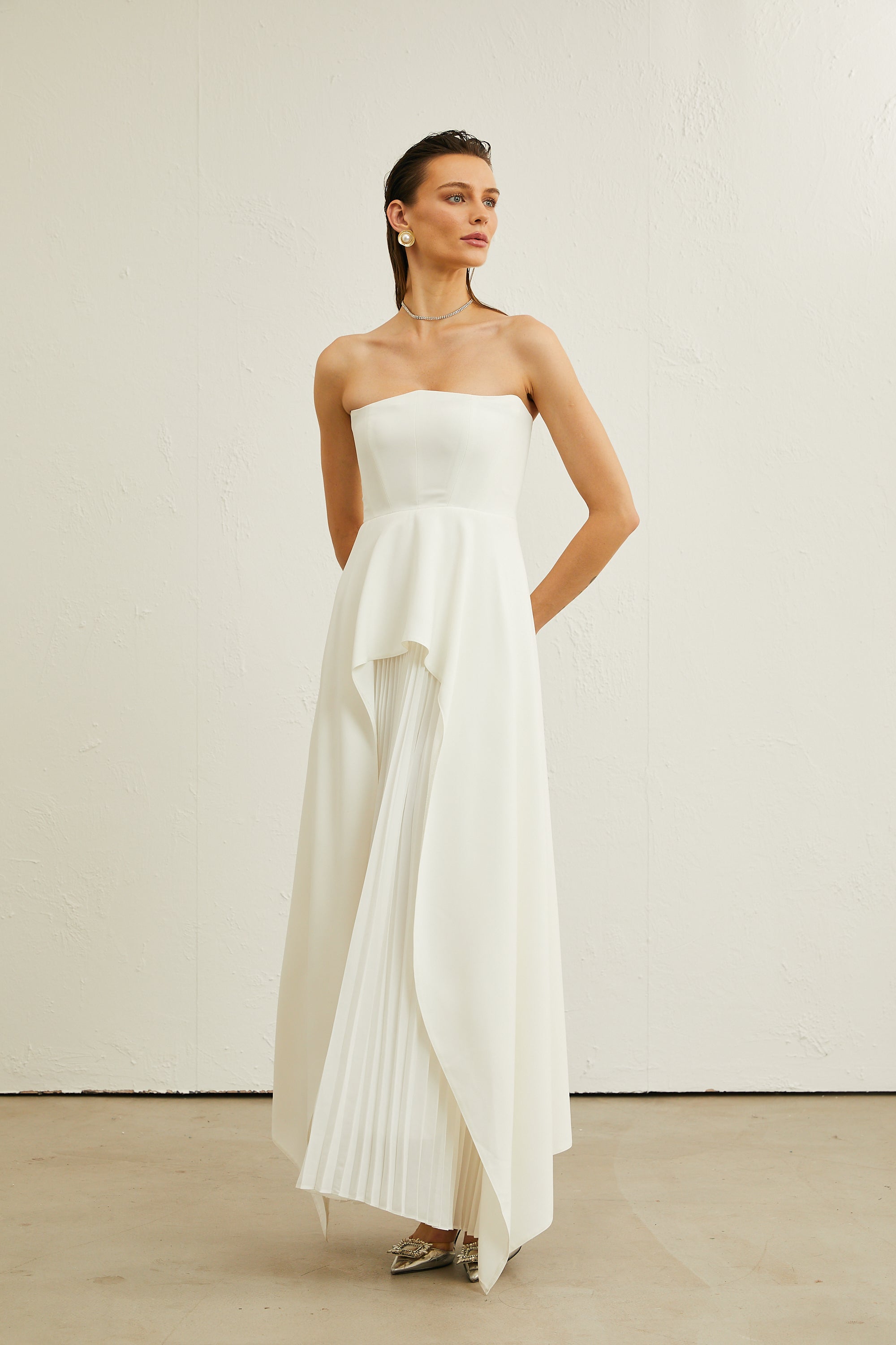 Vestido maxi plisado Vanessa blanco, sin hombros, de corte largo y elegante, ideal para ocasiones formales.