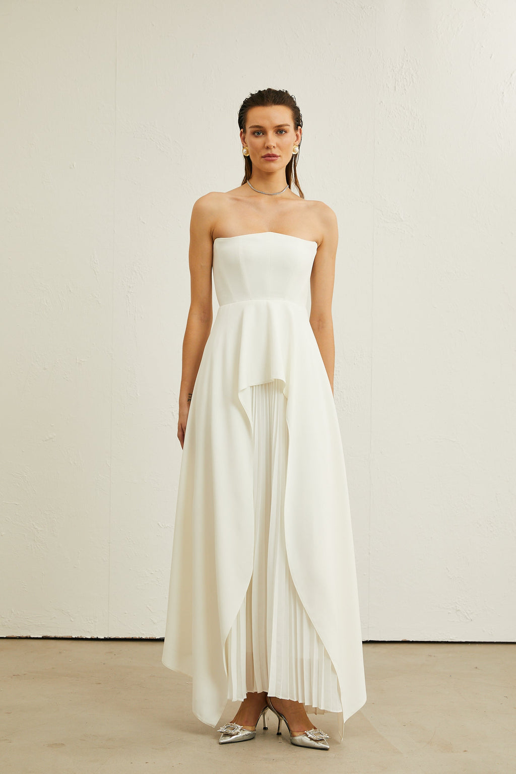 Vestido maxi blanco con plisados y hombros descubiertos de la marca Final Sale, estilo elegante y cómodo.