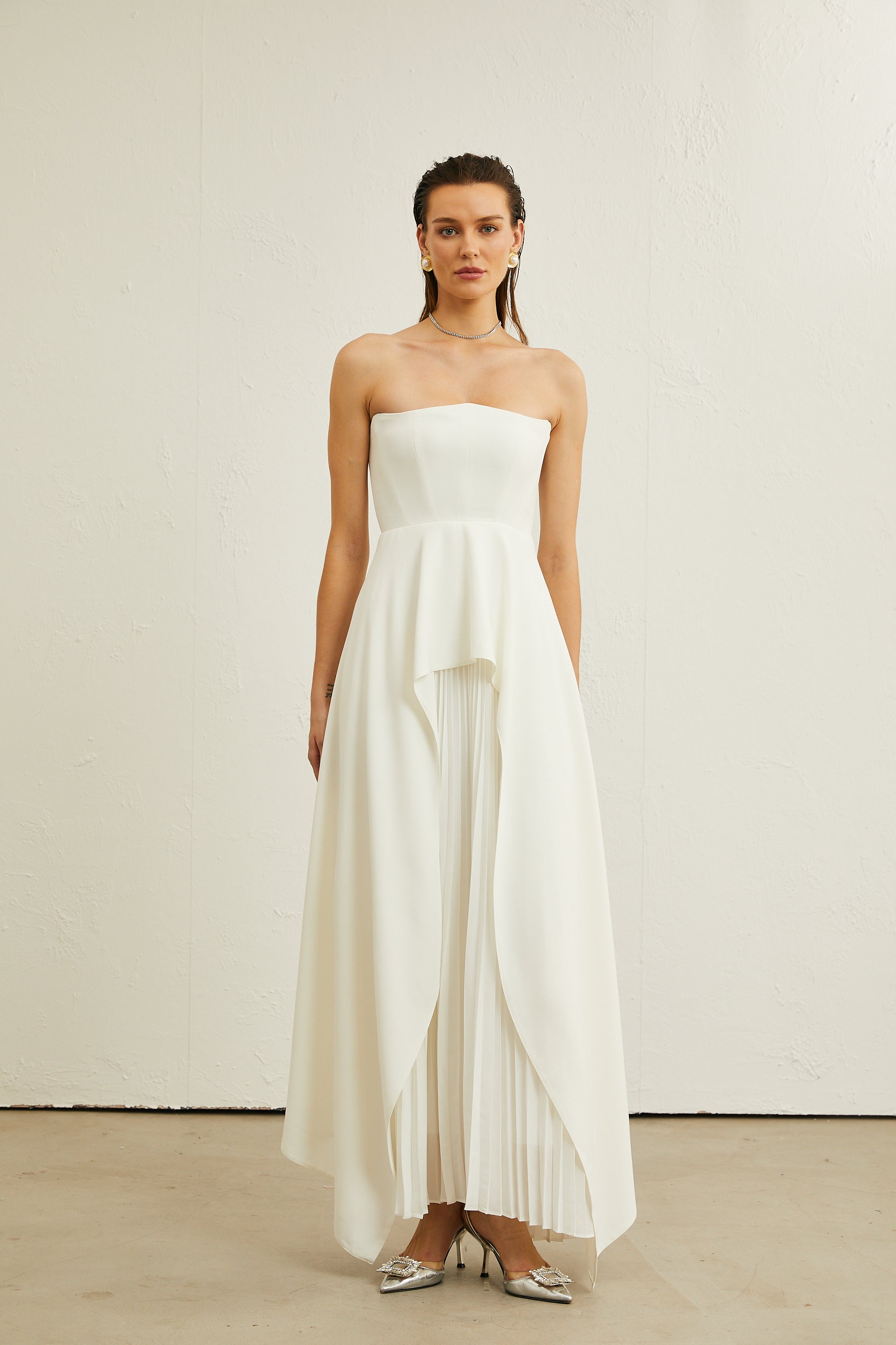 Vestido maxi blanco con plisados y hombros descubiertos de la marca Final Sale, estilo elegante y cómodo.