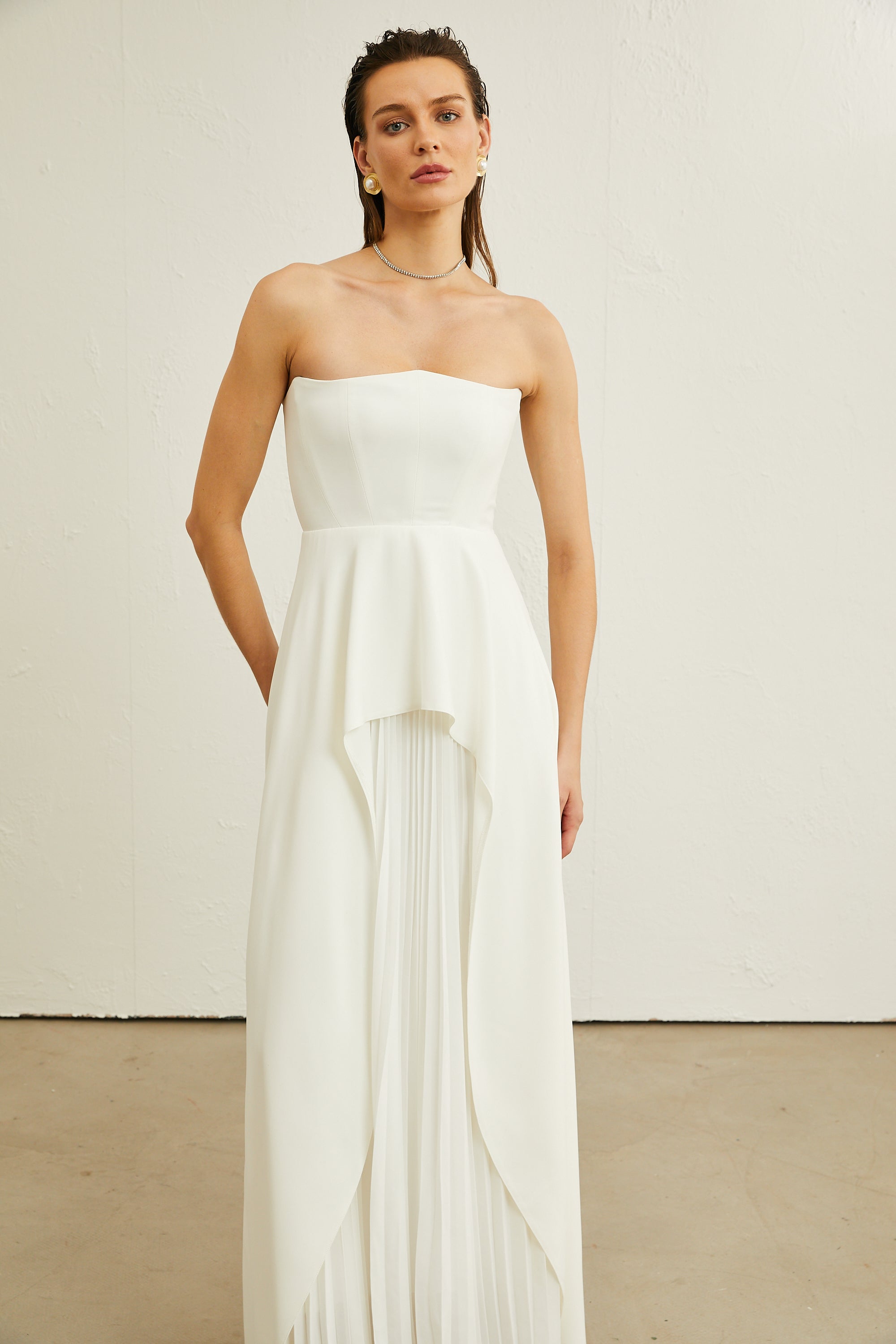 Vestido largo blanco con pliegues y hombros descubiertos de la marca Final Sale, vestido maxi para ocasiones elegantes.