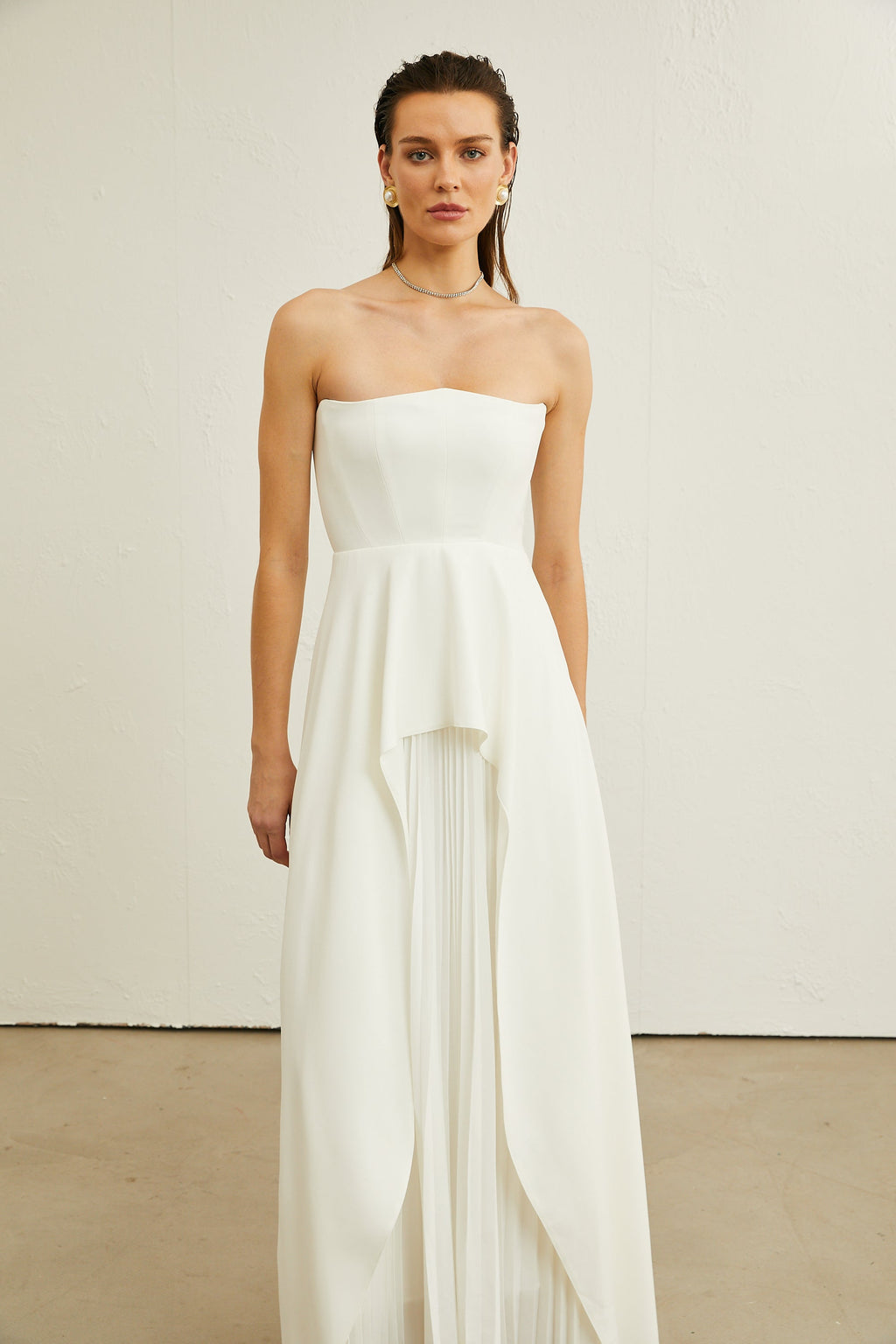 Vestido maxi blanco con pliegues y escote en hombro de la marca Final Sale, diseñado para un estilo elegante y cómodo.