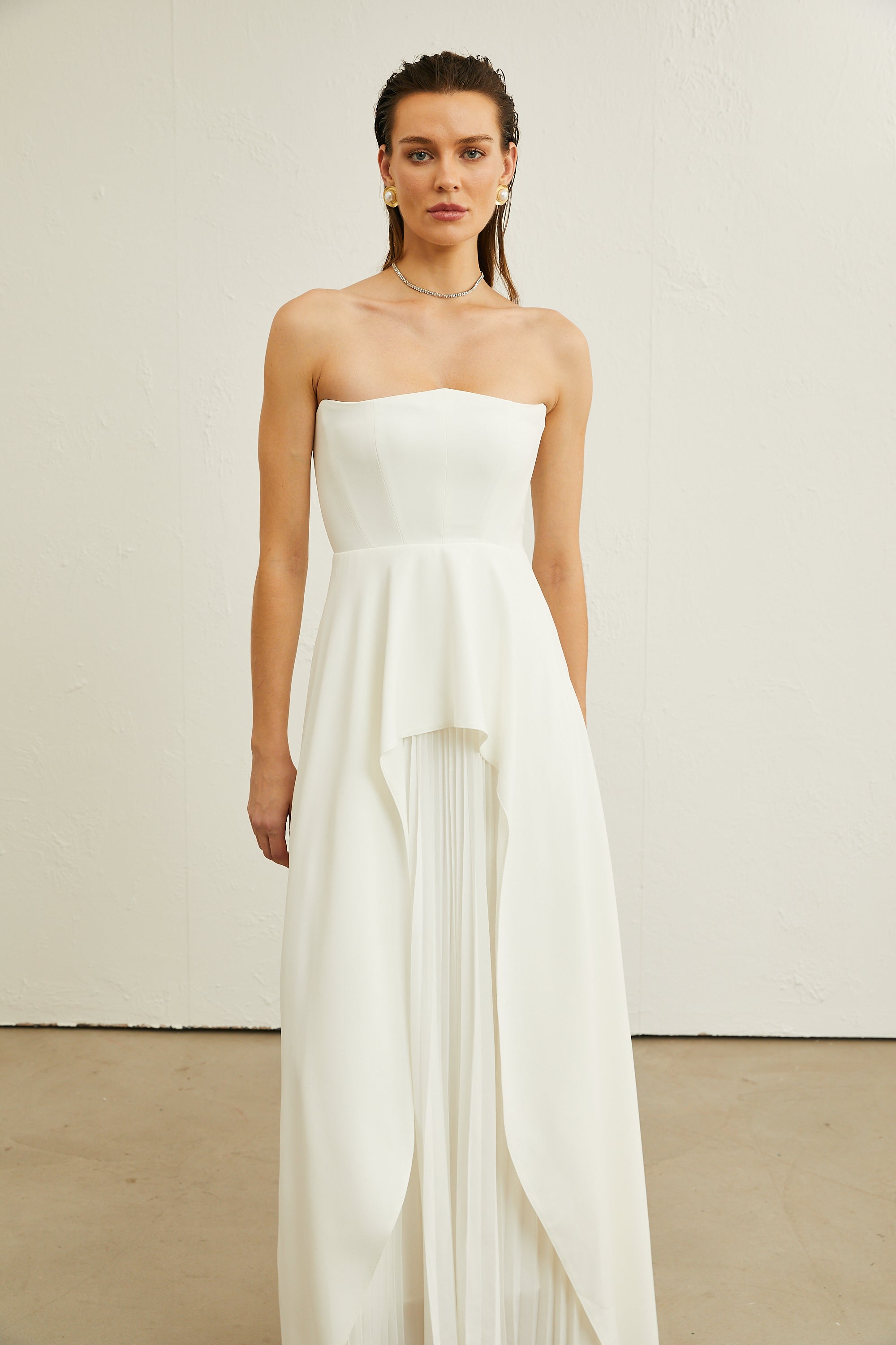 Vestido maxi blanco con pliegues y escote en hombro de la marca Final Sale, diseñado para un estilo elegante y cómodo.