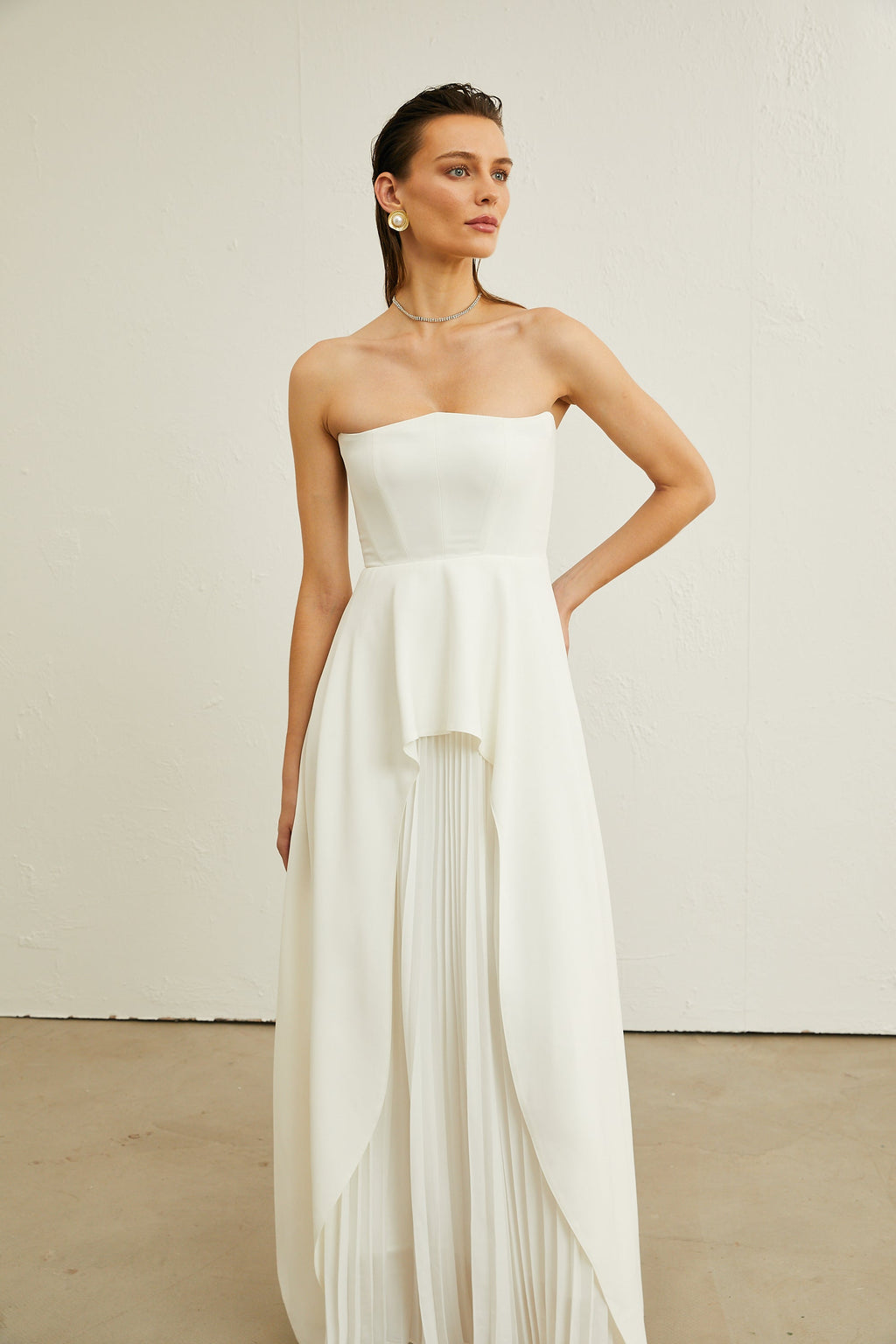 Vestido maxi blanco de tirantes y plisados de la marca Final Sale, diseñado para ocasiones elegantes y de verano.