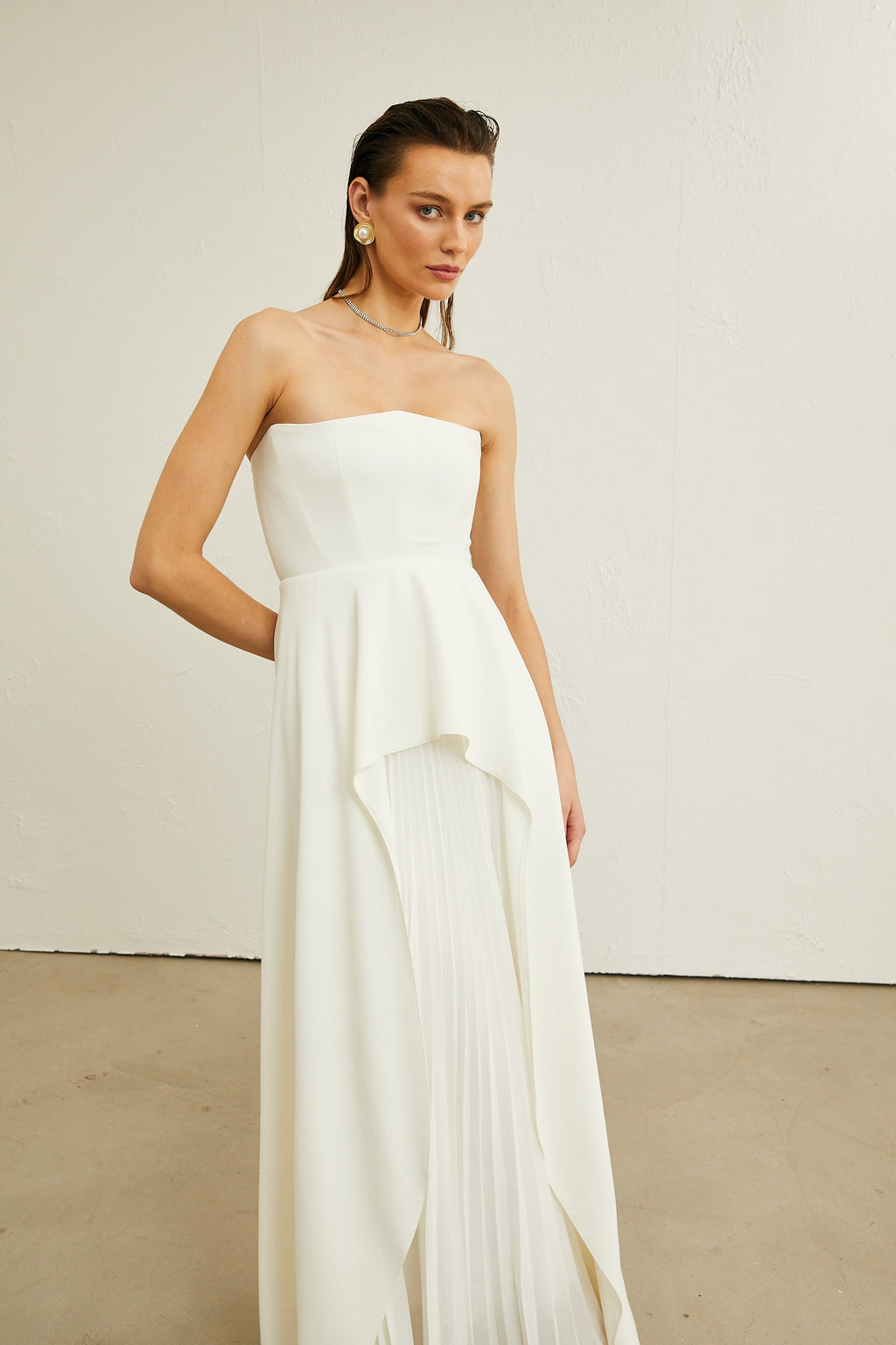 Vestido largo plisado blanco de Vanessa, vestido maxi con escote en los hombros, estilo elegante y femenino.
