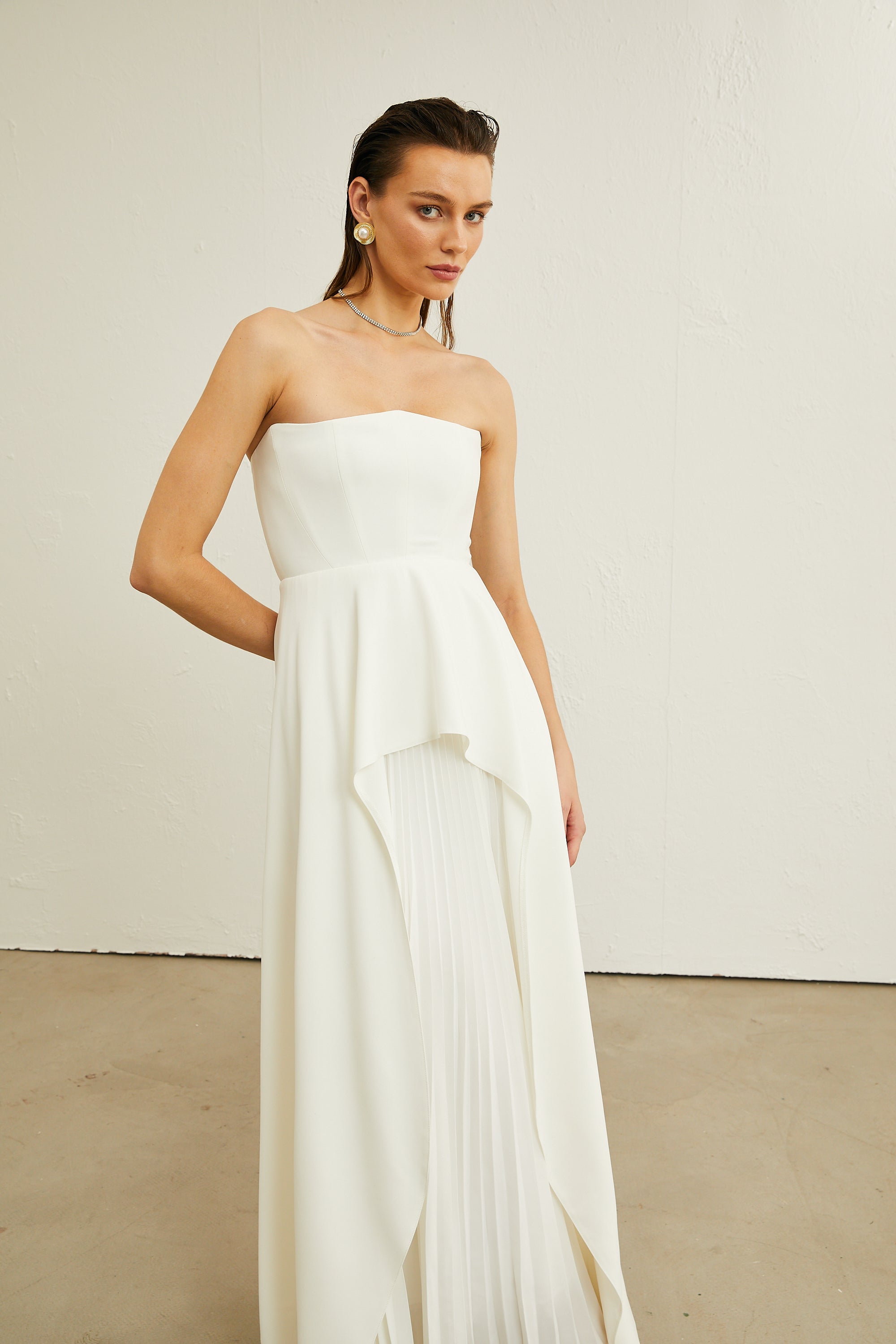 Vestido largo plisado blanco de Vanessa, vestido maxi con escote en los hombros, estilo elegante y femenino.