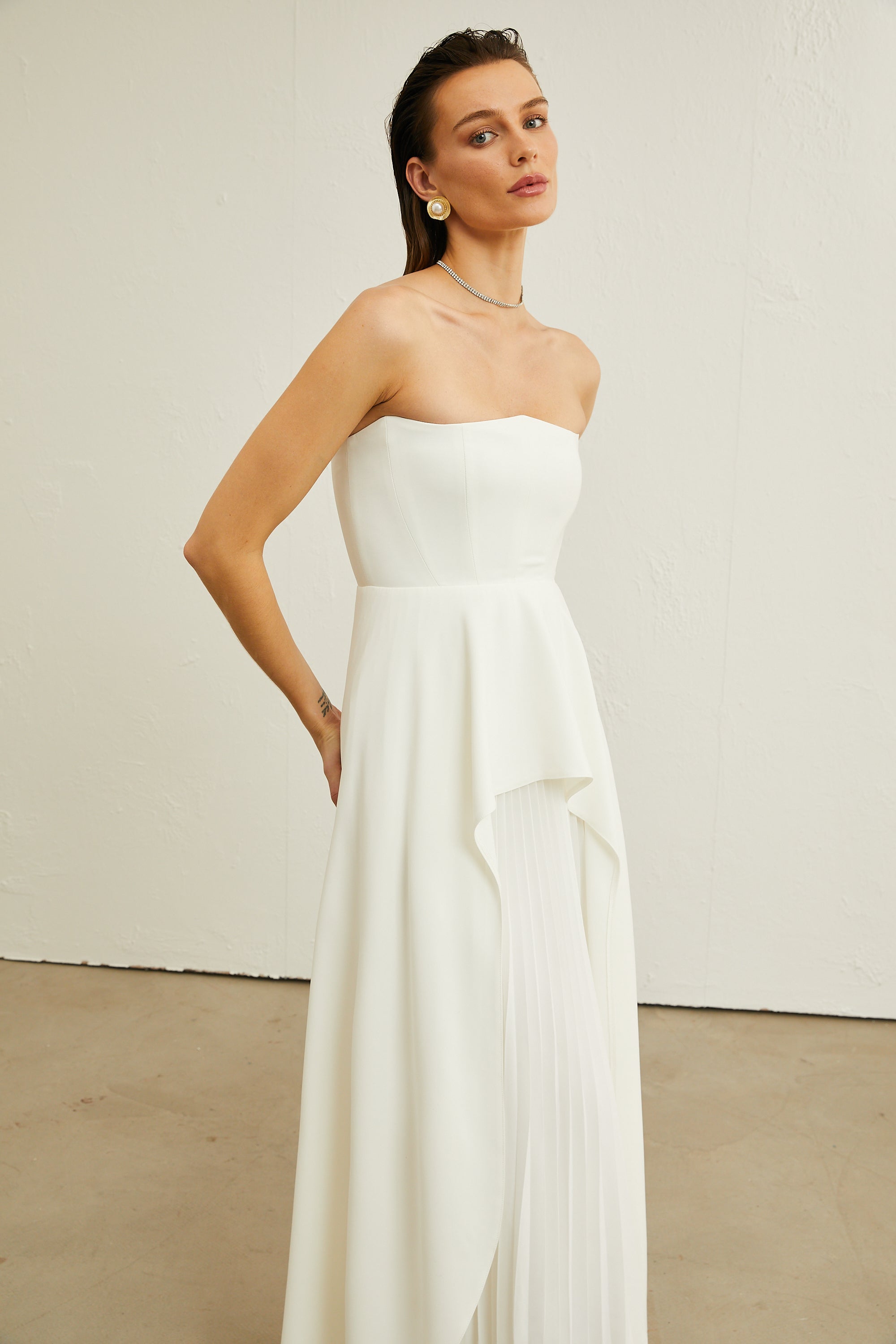 Vestido maxi plisado blanco de hombros descubiertos de la marca Final Sale, largo y elegante para ocasiones especiales.