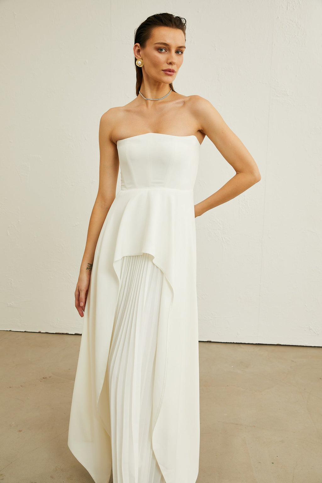 Vestido maxi blanco con plisados y escote en off-shoulder de la marca Final Sale, elegante y de largo completo para mujer