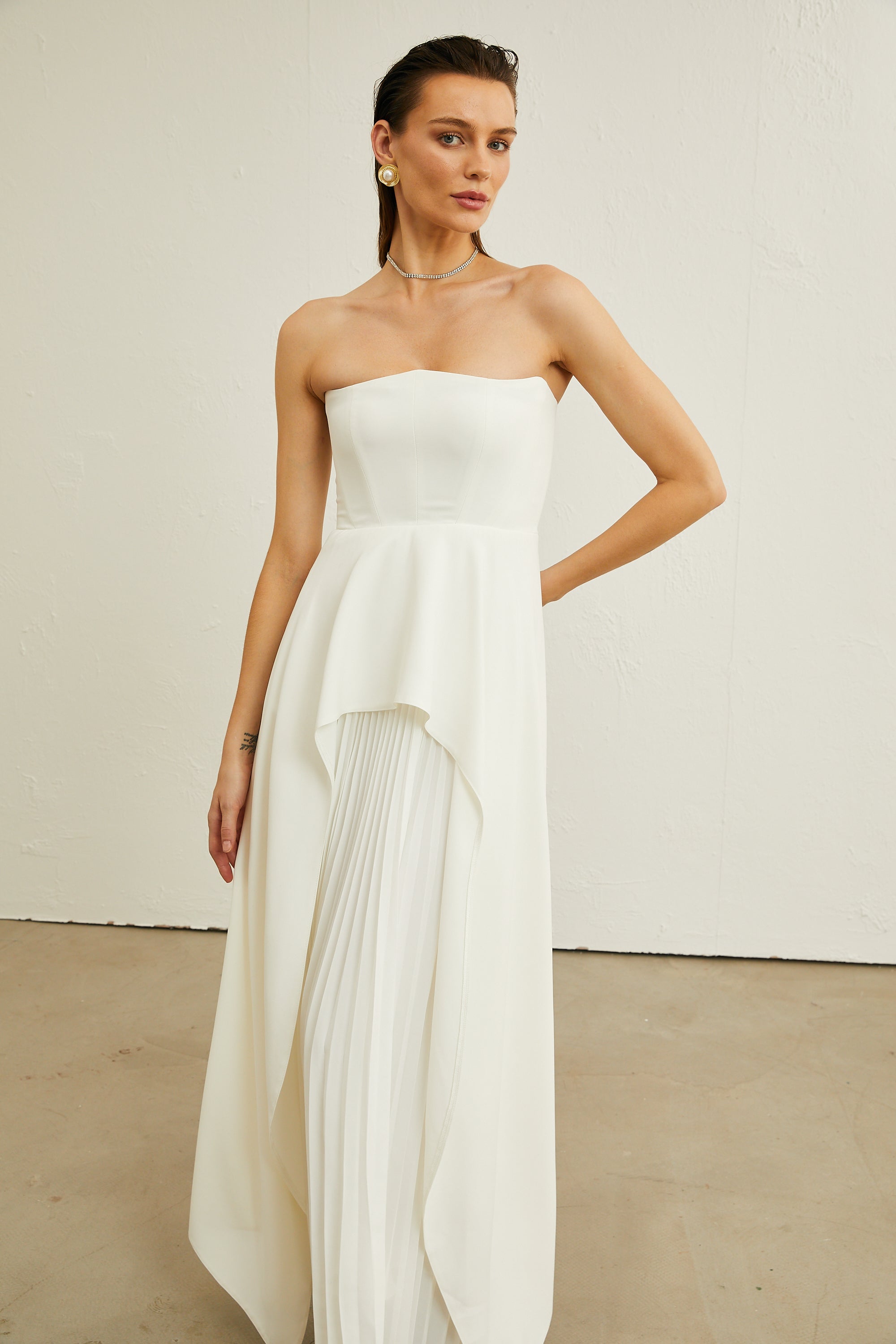 Vestido maxi blanco con plisados y escote en off-shoulder de la marca Final Sale, elegante y de largo completo para mujer