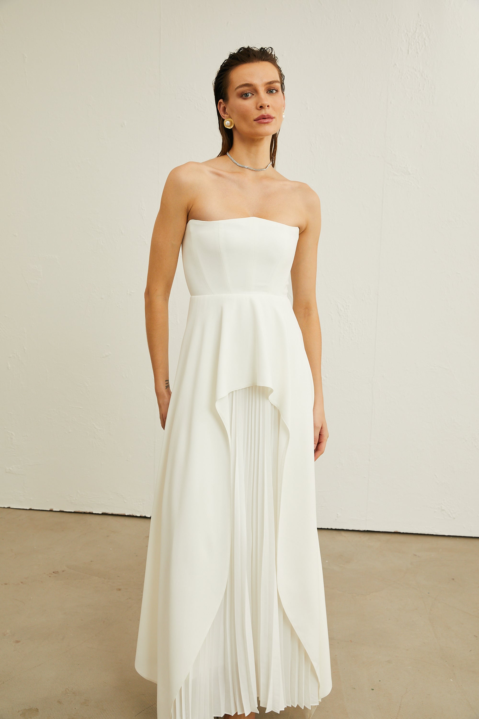 Vestido maxi blanco con pliegues y escote en los hombros, vestido largo de la marca Final Sale.