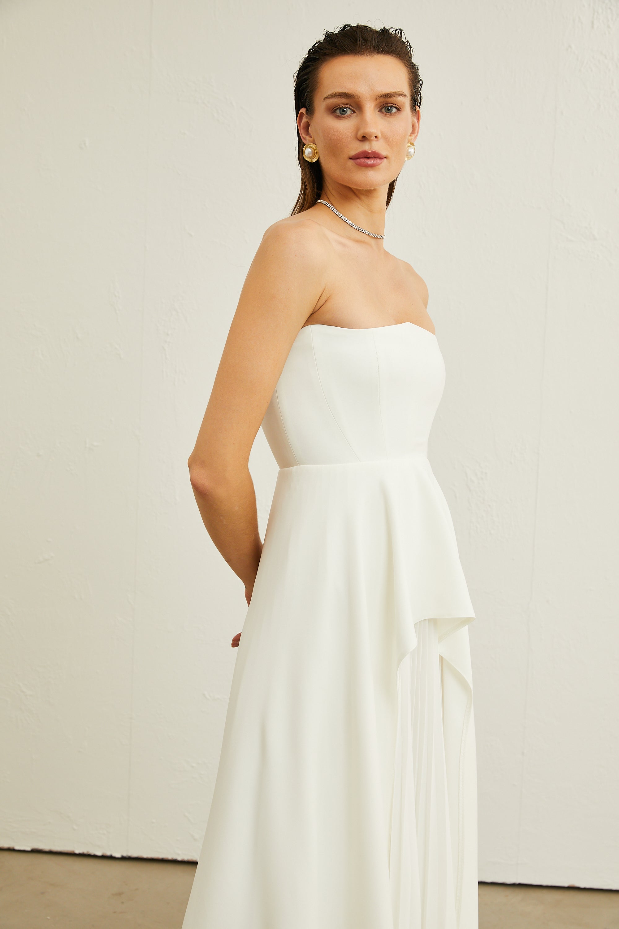 Vestido maxi blanco de tirantes con pliegues y hombros descubiertos de la marca Final Sale, para ocasiones elegantes y veraniegas.