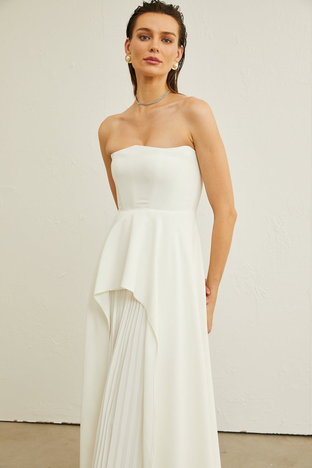 Vestido maxi de tirantes blancos con pliegues y hombros descubiertos de la marca Final Sale, para ocasiones elegantes.