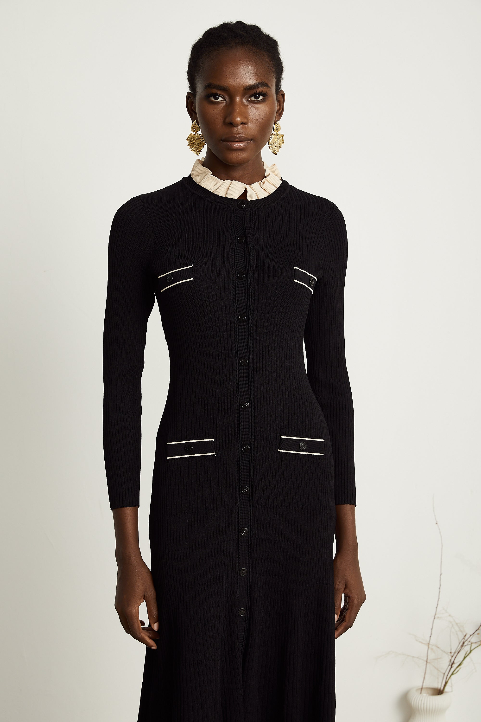 Vestido midi negro de punto con cuello fruncido de la marca Final Sale, diseño elegante y moderno.