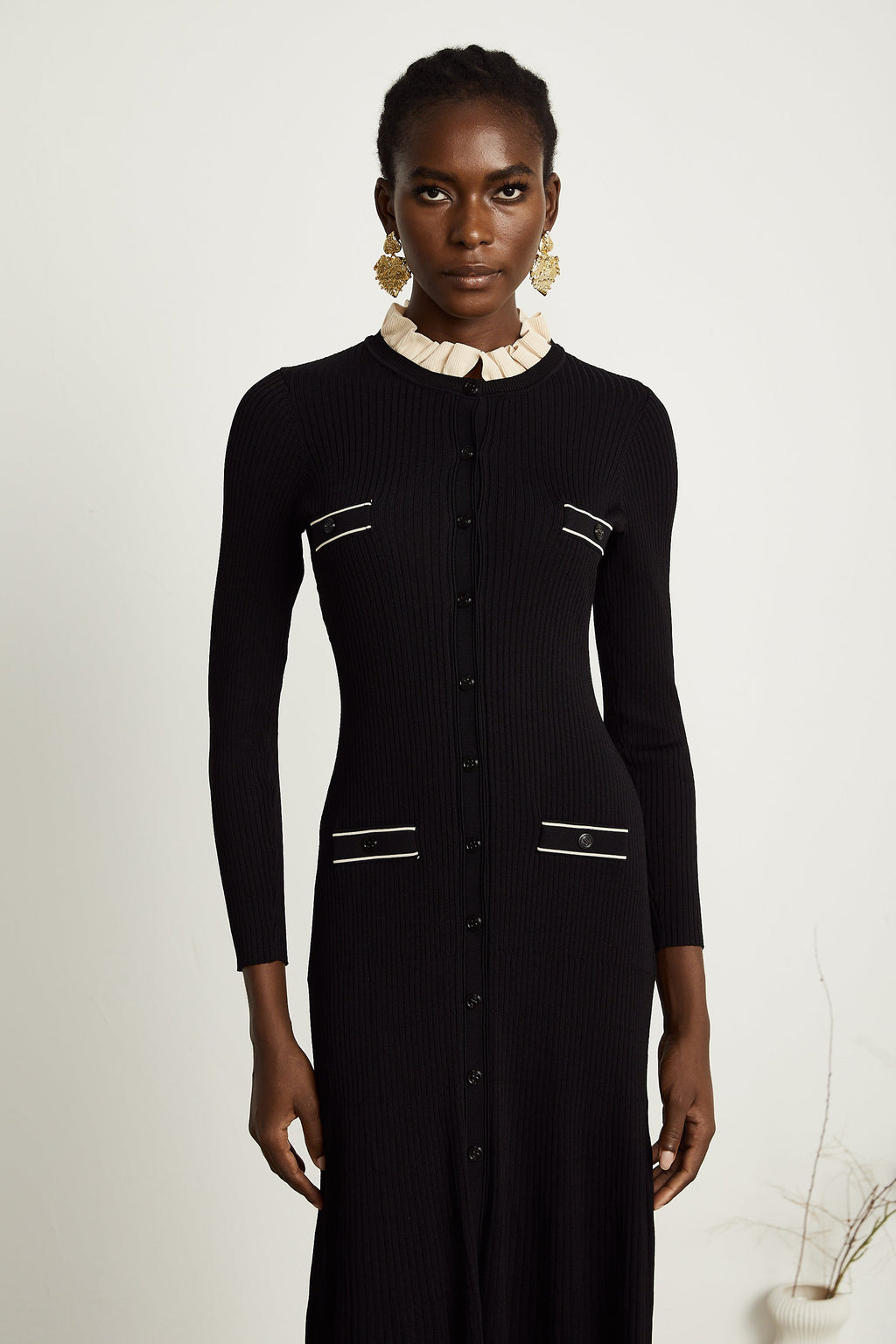 Vestido midi negro de punto con cuello ruffled de la marca Final Sale, detalle de diseño en la parte superior.