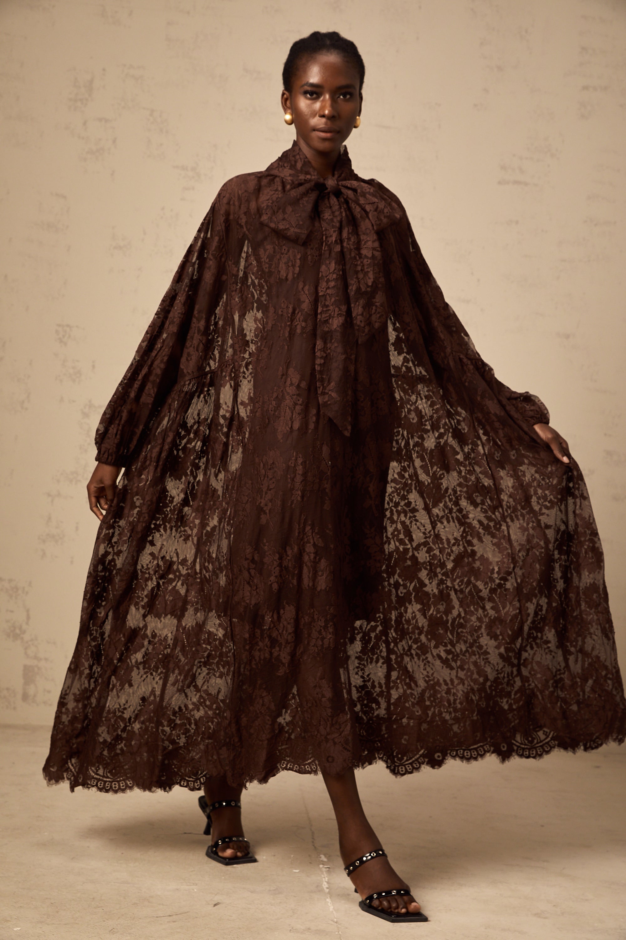 Vestido midi con vuelo en color marrón y encaje chantilly, estilo elegante de la marca Final Sale, para ocasiones especiales.