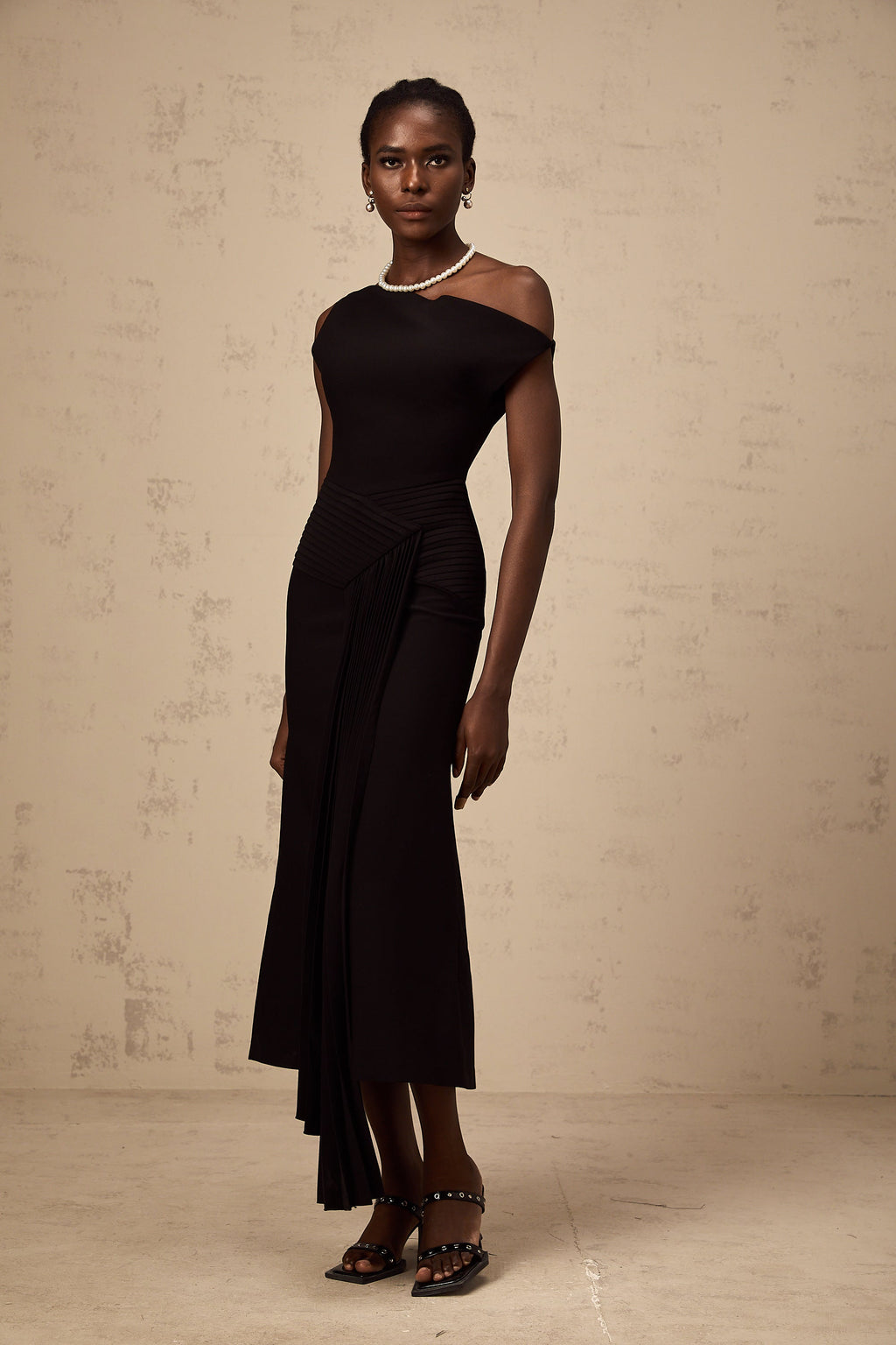 Vestido midi asimétrico negro Laurine de Final Sale con drapeado y diseño elegante, vista frontal del vestido.