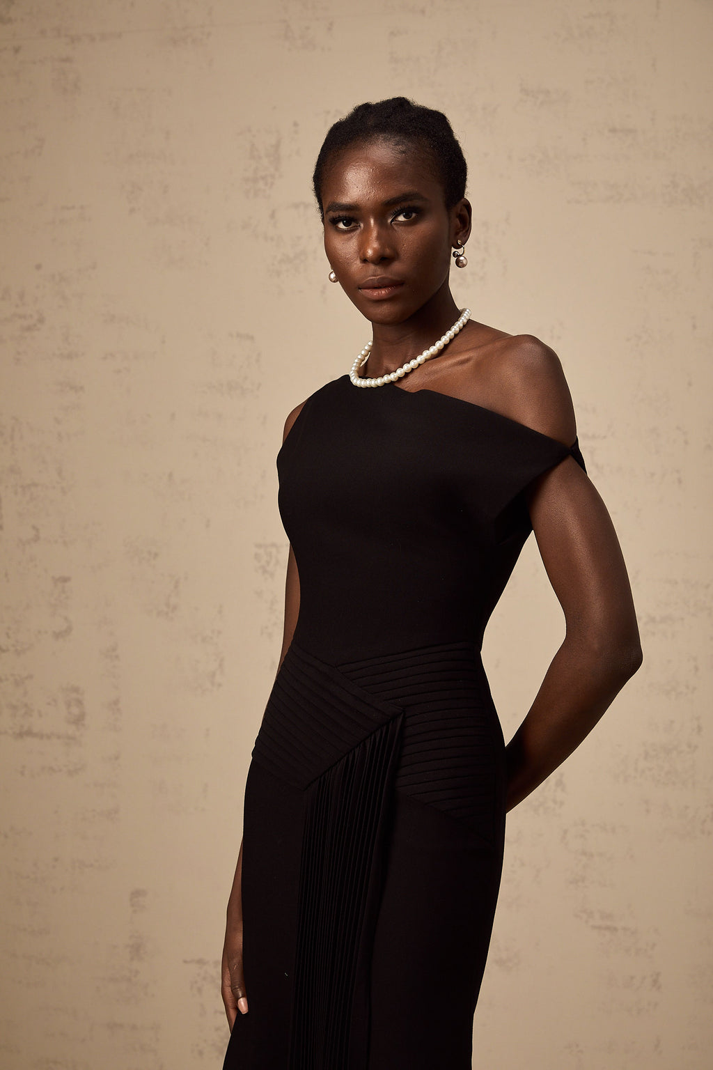 Vestido midi asimétrico negro Laurine de la marca Final Sale, con diseño drapeado y estilo elegante en la imagen.