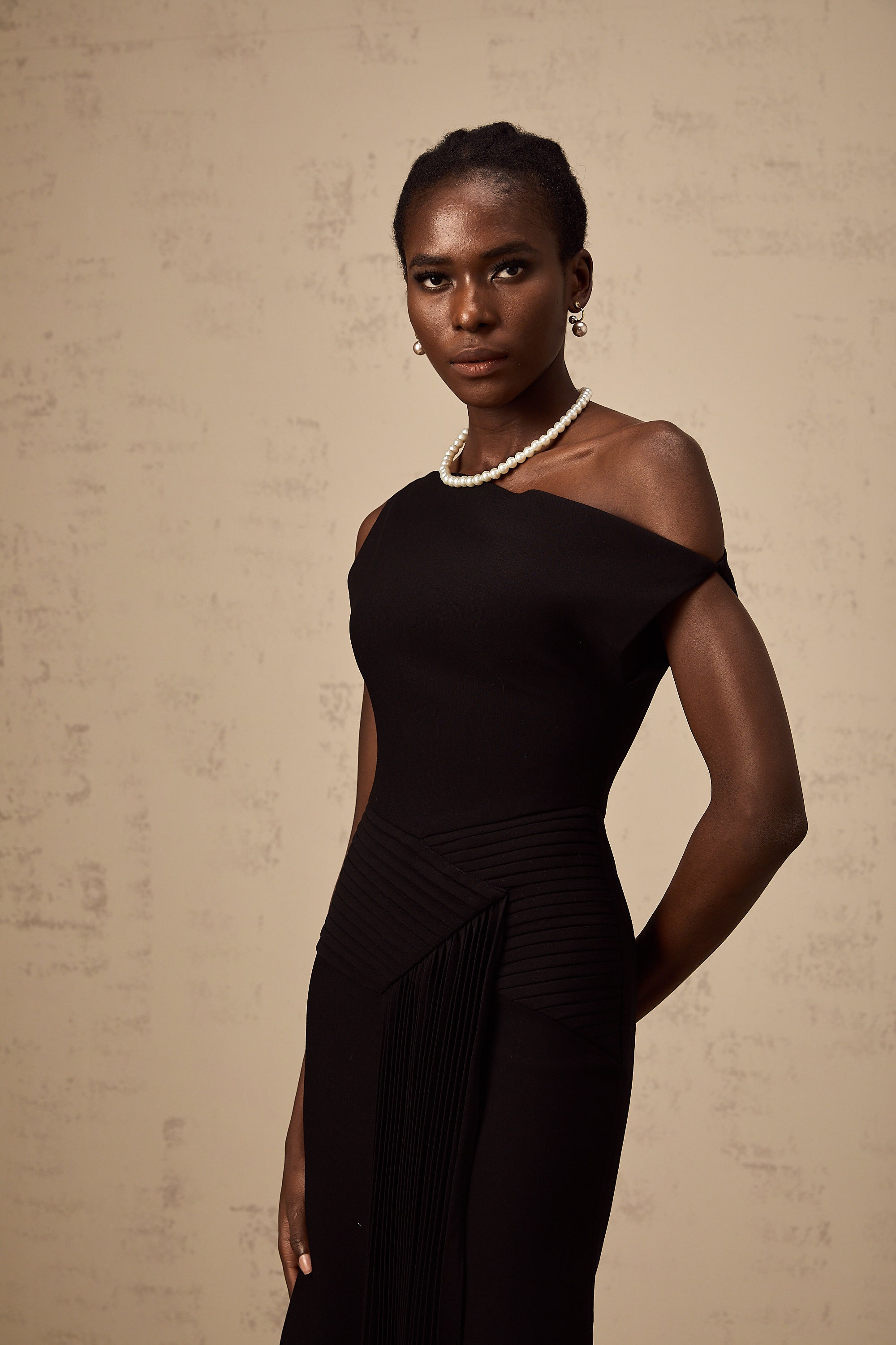 Vestido midi asimétrico negro Laurine de la marca Final Sale, con diseño drapeado y estilo elegante en la imagen.