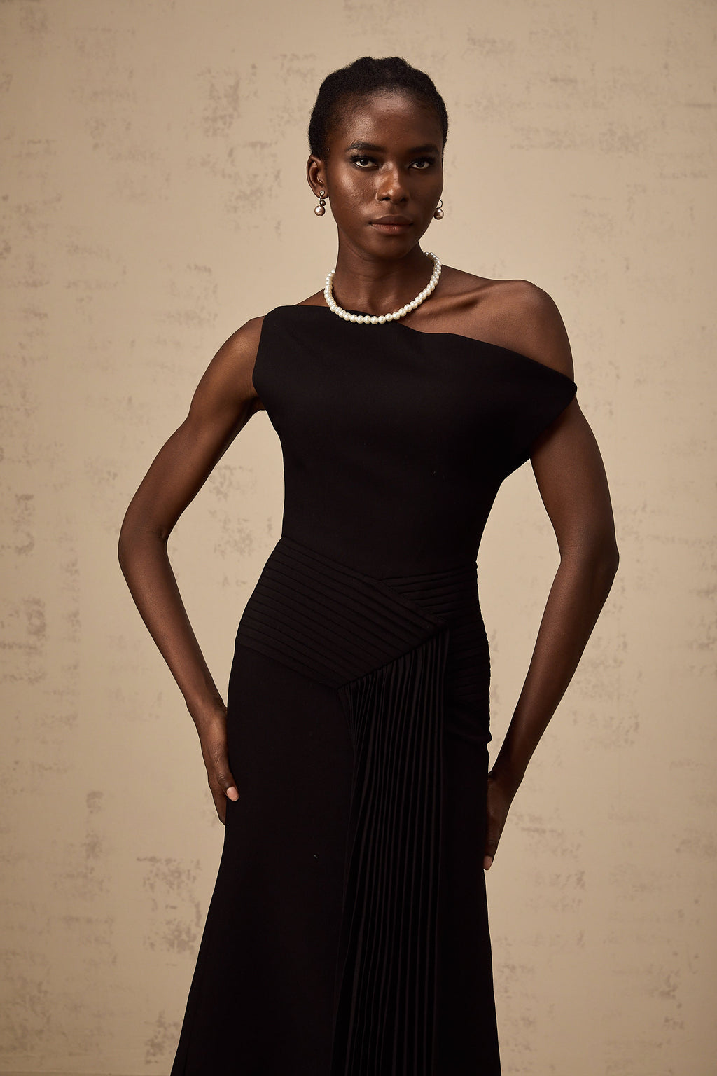 Vestido midi asimétrico negro Laurine de Final Sale, con drapeado elegante y diseño moderno.