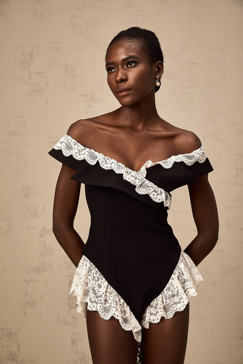 Body de encaje negro Karine de Final Sale con detalles de encaje, ajustado y elegante para ocasiones especiales.