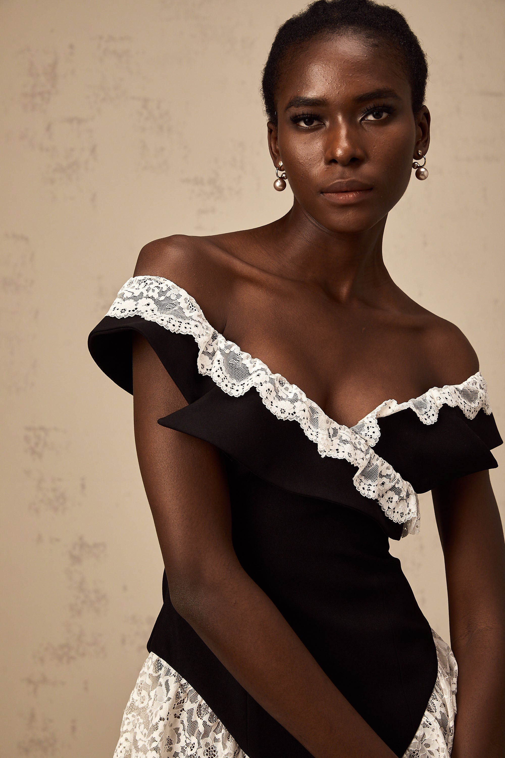 Cuerpo negro con encaje de la marca Final Sale, con detalles de encaje en el escote y las mangas, ajuste ceñido y diseño elegante.