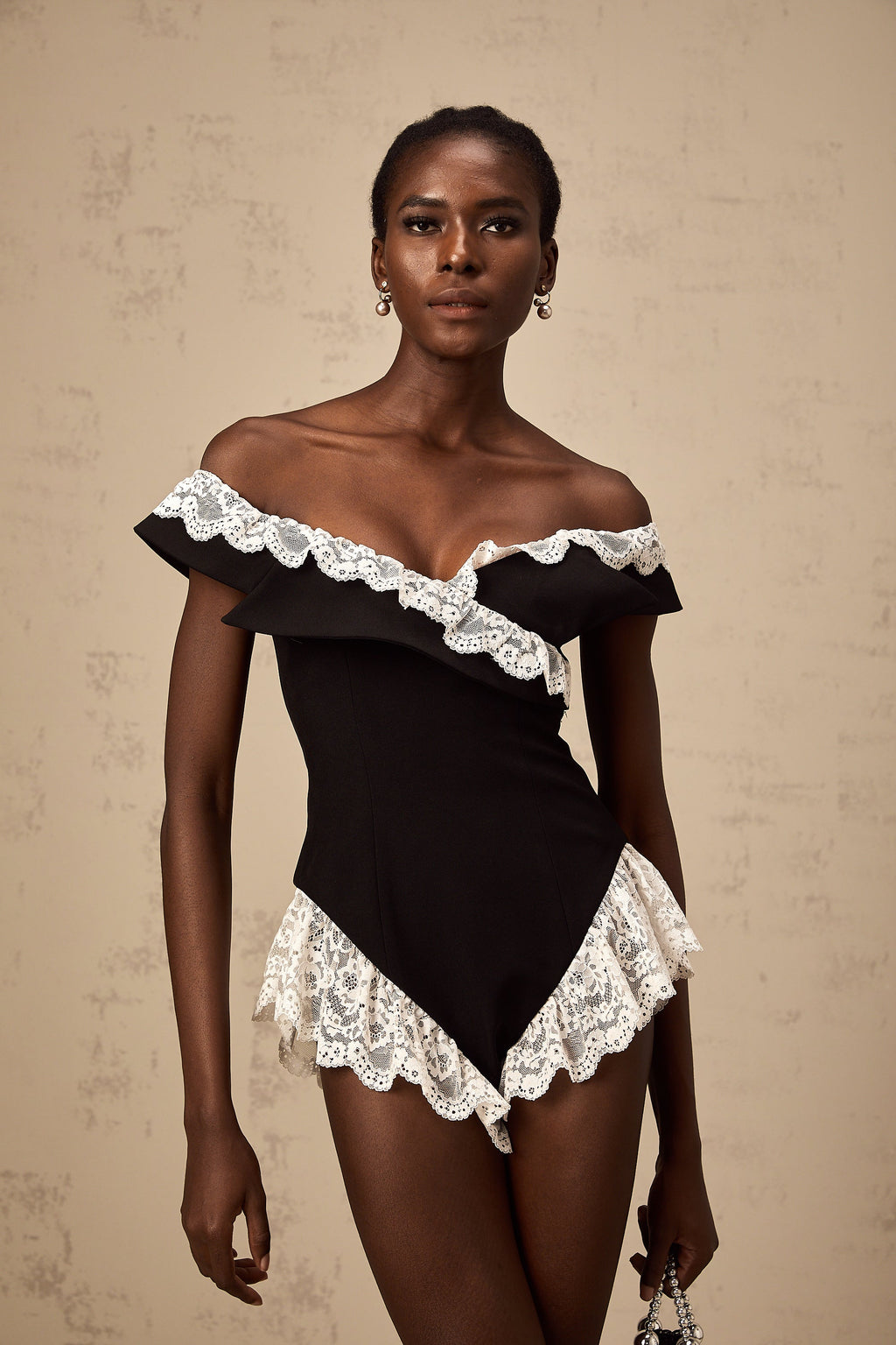 Bodysuit negro con encaje superior de la marca Final Sale, ajustado y elegante, mostrado en primer plano sobre fondo neutro.