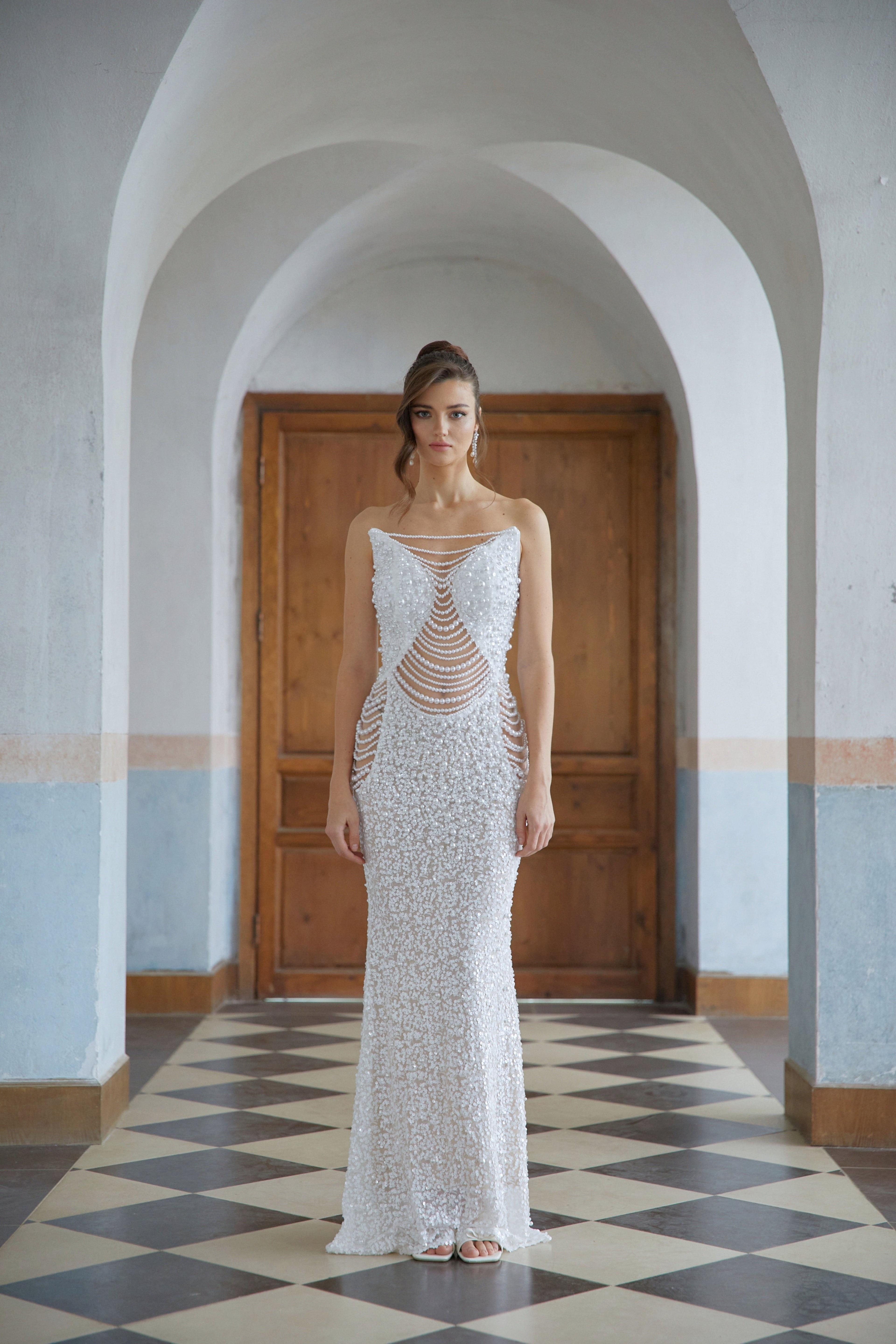 Vestido largo de malla con perlas blancas falsas Iseult de Final Sale, elegante y con diseño maxi para ocasiones especiales.