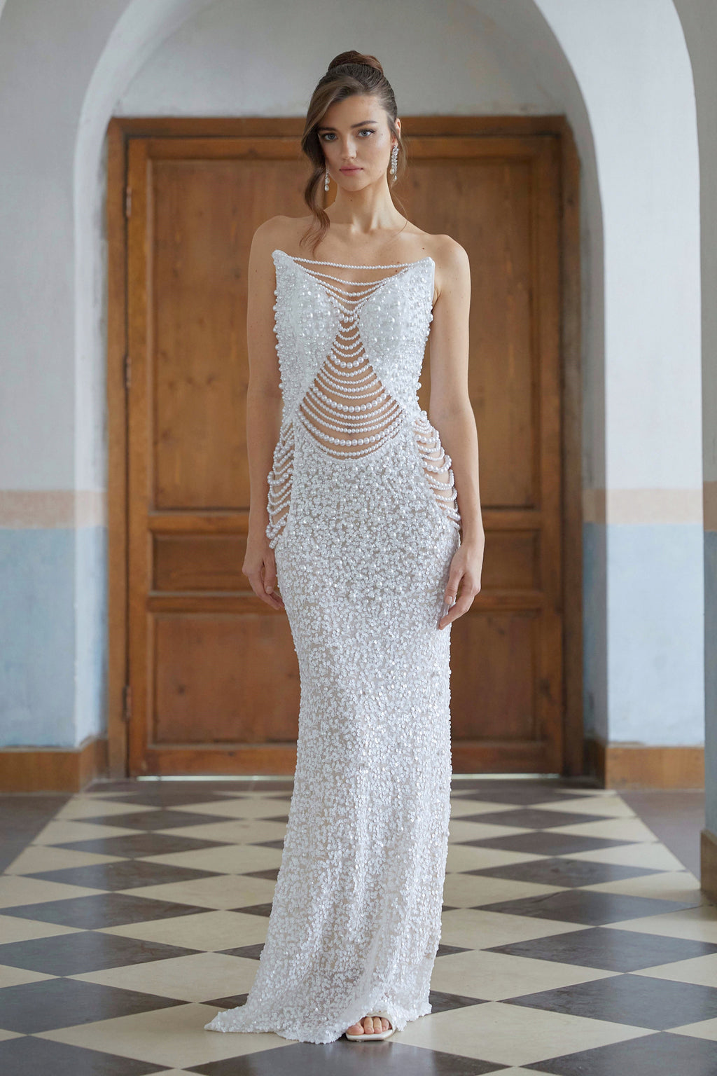 Vestido largo de noche Iseult en malla con perlas blancas falsas, estilo maxi, de la marca Final Sale.