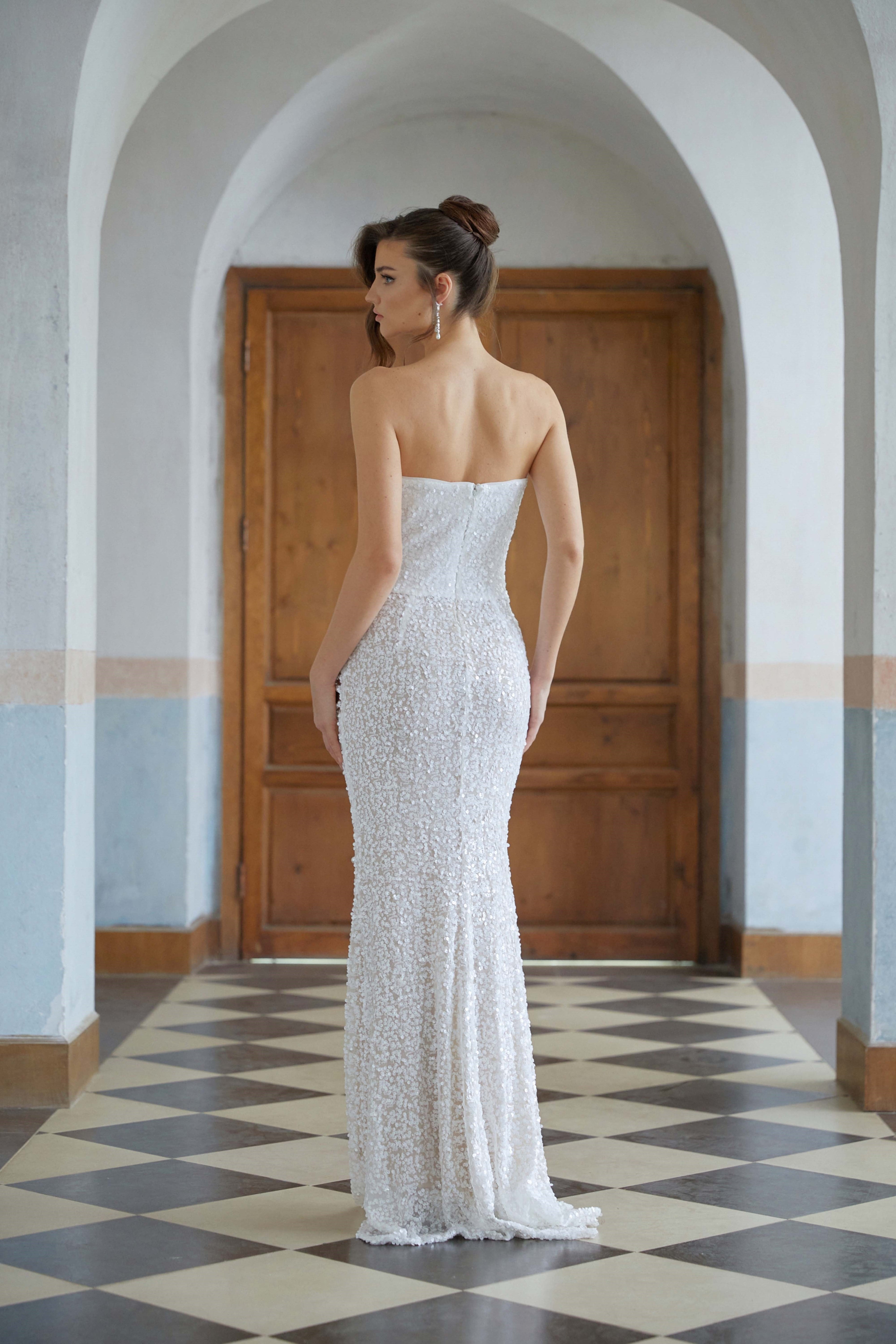 Vestido largo de novia Iseult con malla y perlas blancas, diseño elegante y sofisticado para ocasiones especiales.