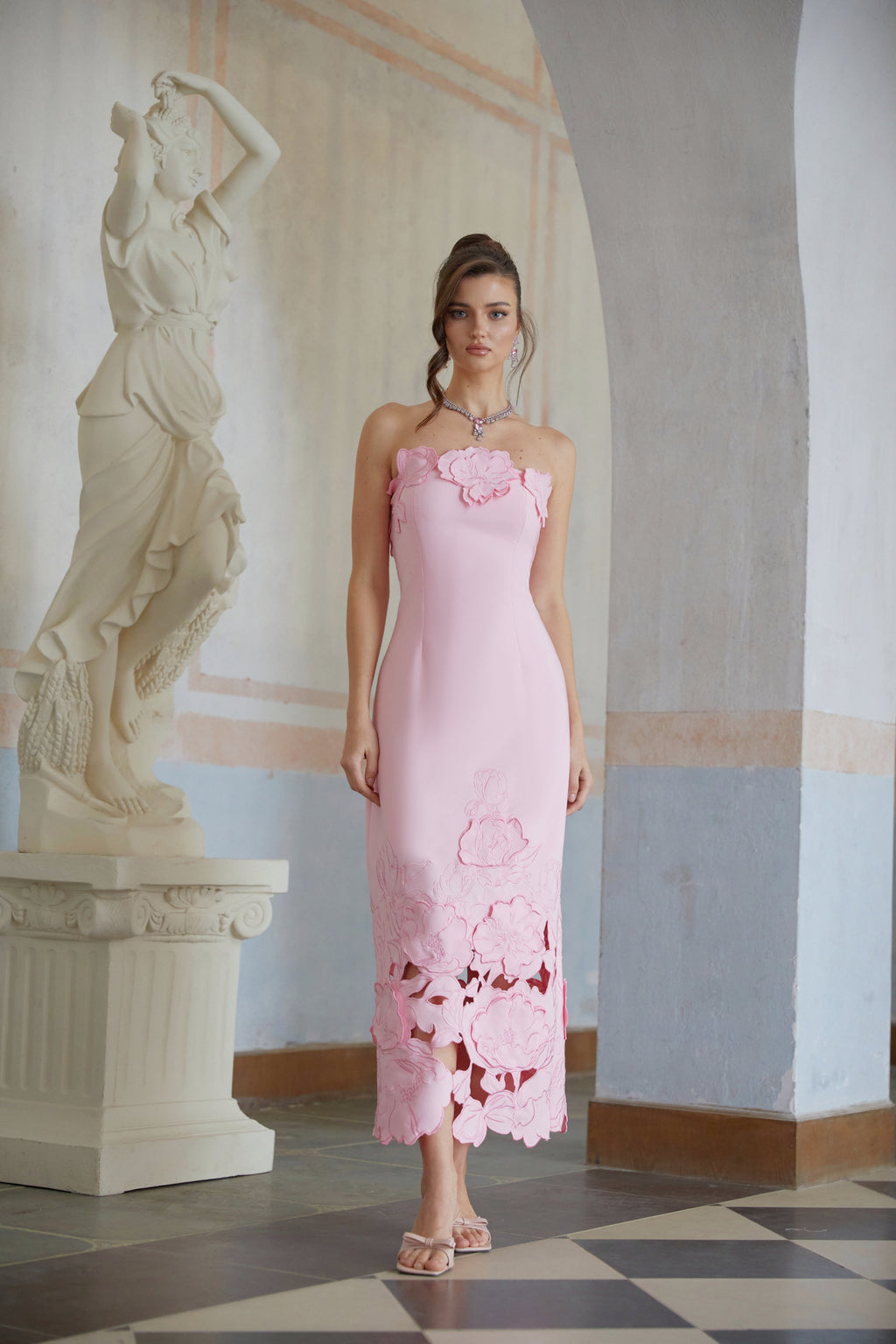 Vestido largo de novia Inga rosa sin tirantes con bordado floral, estilo maxi y elegante para ocasiones especiales.
