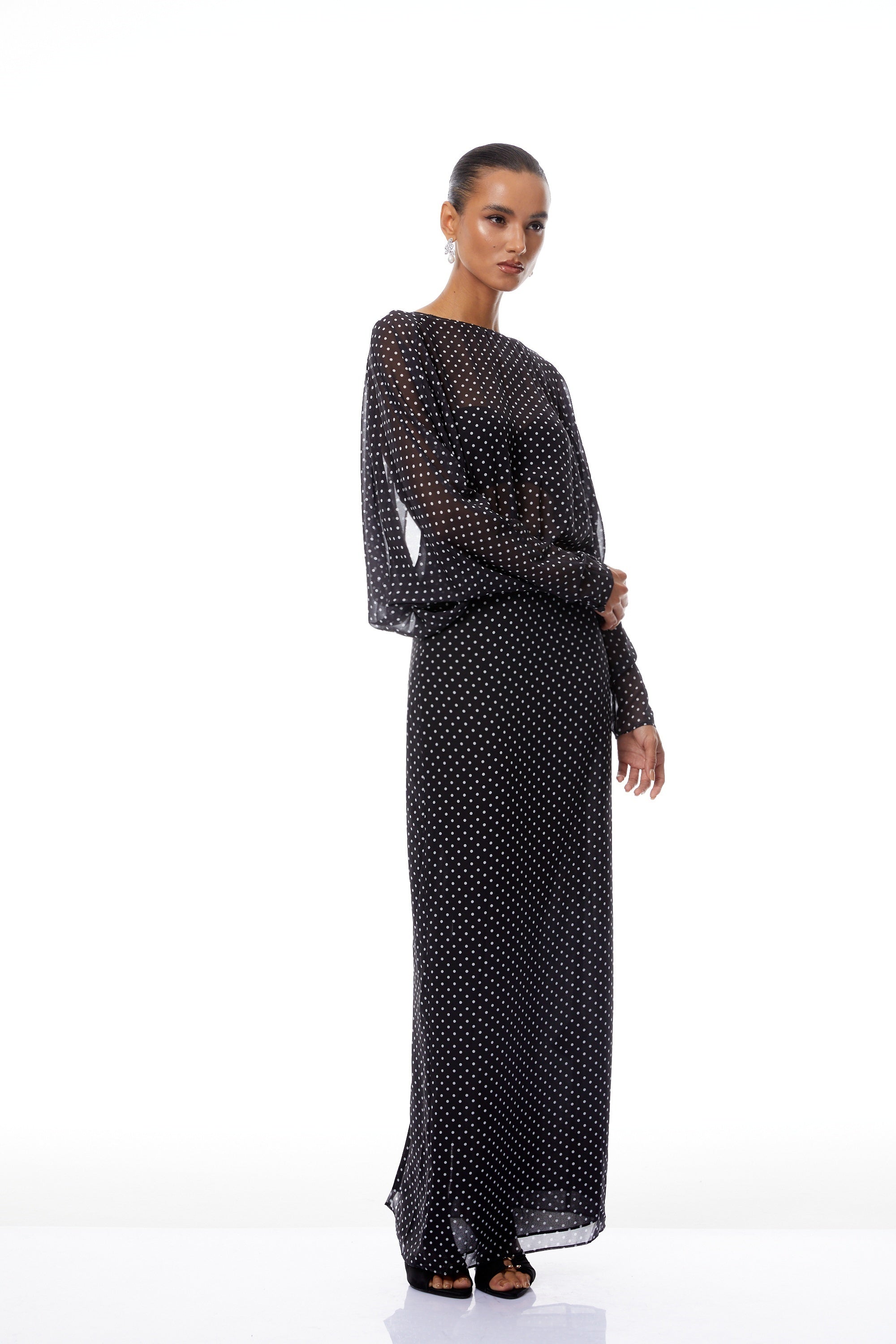 Vestido largo de gasa negra con lunares blancos de la marca Final Sale, estilo maxi y con diseño elegante para ocasiones especiales.