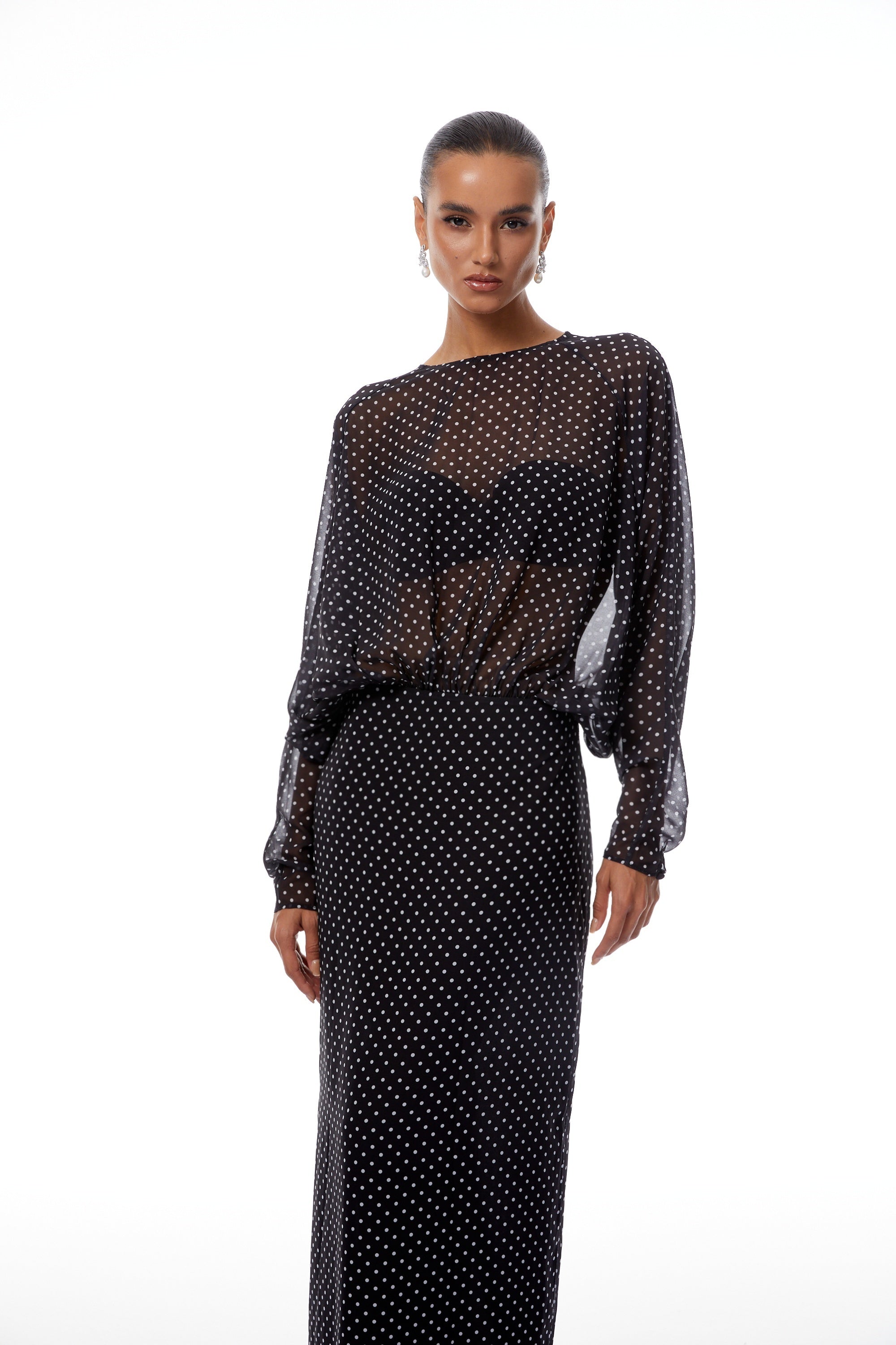 Vestido largo de chiffon negro con lunares blancos de la marca Final Sale, estilo maxi y diseño elegante.